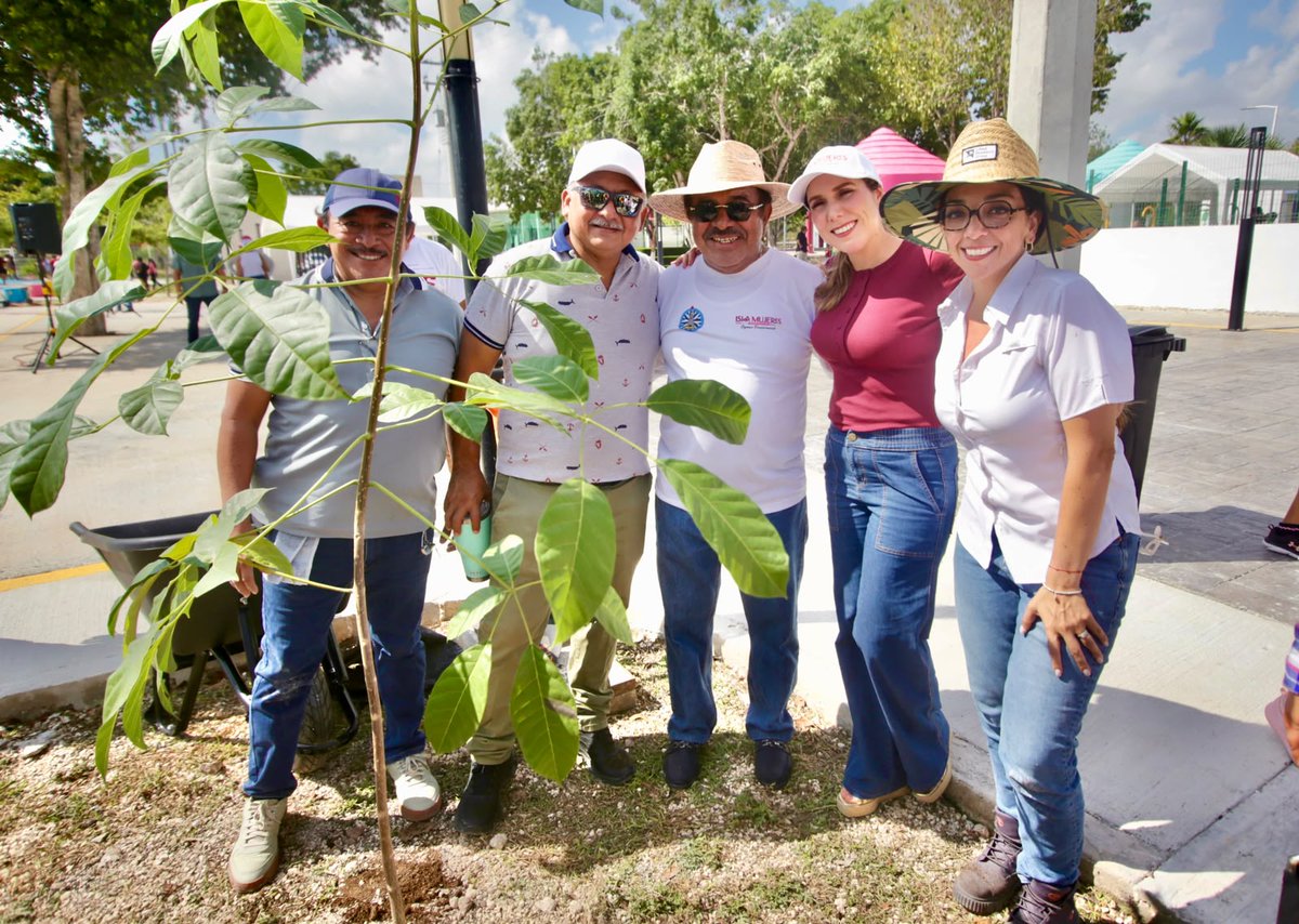 5toPoderDiario's tweet photo. #5topoder #noticias #islamujeres

GOBIERNO DE ISLA MUJERES FORTALECE ACCIONES AMBIENTALES EN LA JORNADA NACIONAL DE REFORESTACIÓN 2026

El Gobierno de Isla Mujeres, encabezado por la presidenta municipal Atenea Gómez Ricalde, se integró este domingo a la Jornada Nacional de Reforestación 2026, una estrategia impulsada por la presidenta de México, Claudia Sheinbaum Pardo, para reforzar las acciones de protección y recuperación ambiental en todo el país. Bajo el lema “¡Planta un árbol, deja tu huella!”, la administración municipal convocó a familias isleñas a participar en una jornada comunitaria realizada en la Plaza Ejidatarios de la Zona Continental.

Durante la actividad, niñas, niños y personas adultas colaboraron en la plantación de especies como maculís, chacá, croto corchado y lengua de vaca, seleccionadas por su resistencia y aporte ecológico para la región. Además, los más pequeños participaron en el rally infantil “Semillitas que Transforman”, una dinámica diseñada para fomentar el cuidado del entorno desde la primera infancia y fortalecer la educación ambiental como parte de la formación comunitaria.

La jornada permitió promover la importancia de preservar los recursos naturales, al tiempo que generó espacios de convivencia y participación ciudadana. Con estas acciones, el Gobierno Municipal reafirma su compromiso de sumarse a las iniciativas nacionales que buscan construir territorios más verdes, sostenibles y con mejores condiciones para las futuras generaciones.

La administración de Atenea Gómez Ricalde destacó que la reforestación es una tarea permanente que requiere la colaboración de instituciones y ciudadanía, por lo que continuará impulsando programas y actividades que fortalezcan la cultura ambiental en Isla Mujeres. La participación activa de las familias demuestra que la protección del medio ambiente es una responsabilidad compartida y un legado que se construye día a día.

Fuente: 5to Poder Agencia de Noticias
