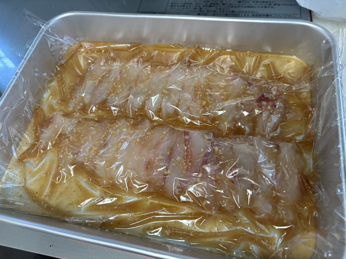 namatamanama's tweet photo. 漬け丼の仕込みと鯛&amp;昆布の旨い出汁で炊く炊き込みご飯の準備は万端です(ﾃﾞﾌﾞ) ✨　
　
#庭の大葉も暑さで少しくたびれている🍃 https://t.co/9nuKfVEQsD