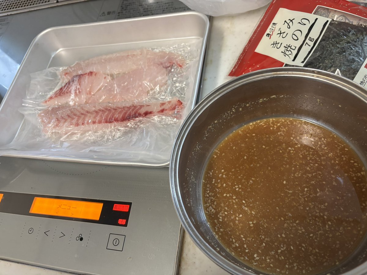 namatamanama's tweet photo. 漬け丼の仕込みと鯛&amp;昆布の旨い出汁で炊く炊き込みご飯の準備は万端です(ﾃﾞﾌﾞ) ✨　
　
#庭の大葉も暑さで少しくたびれている🍃 https://t.co/9nuKfVEQsD