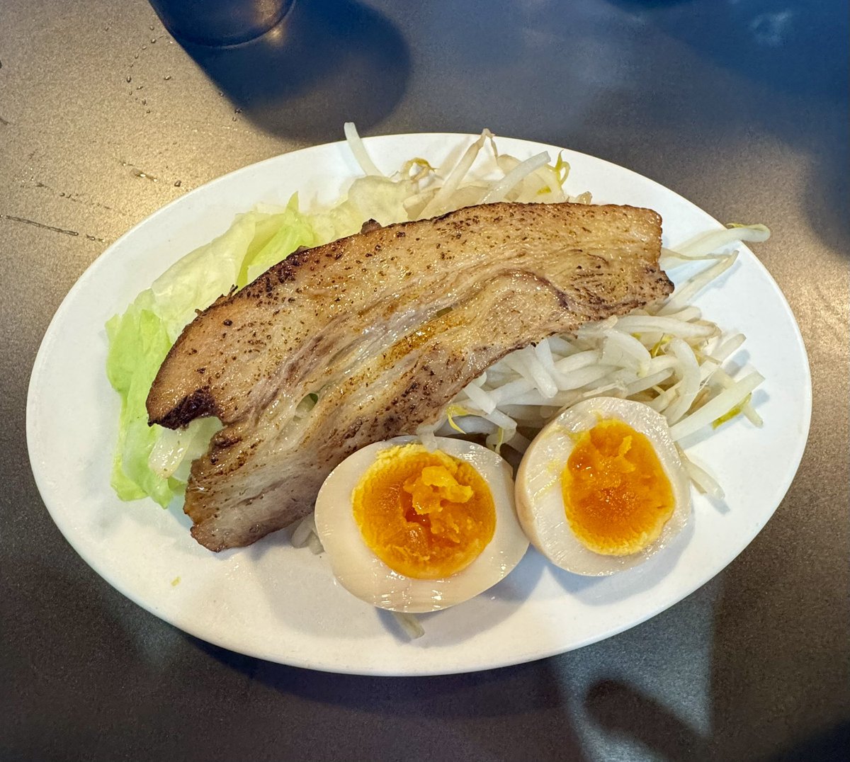 maoh_ark01's tweet photo. 白虎　ラーメン・極太つけ麺
御殿場市萩原
特製つけ麺　赤
濃厚豚骨魚介に赤味噌、魚醤、唐辛子、ガーリックを重ねた刺激的な一杯
極太麺はもちもちで食べ応えあり
追い魚粉と一味唐辛子で美味さUP
おすすめです😋
#白虎
#ラーメン
#つけ麺
#豚骨
#魚介 https://t.co/HcUGEHv8lK