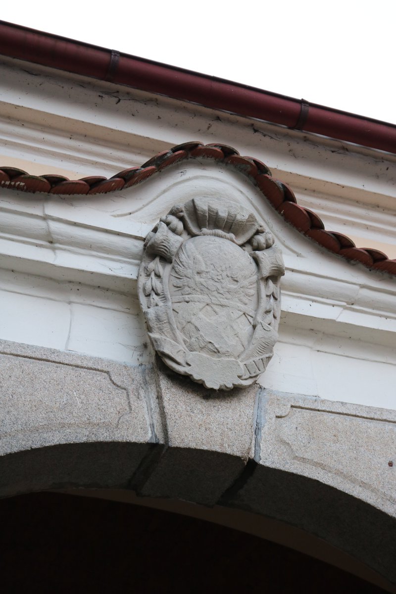 gimler12's tweet photo. 🏰 Písečná brána v Chebu má středověký původ a roku 1727 byla přestavěna na barokní pevnostní bránu. V 19. století byly ostatní barokní městské brány zbořeny. Písečná brána jako jediná přežila.

https://t.co/r02bg2NzZG https://t.co/m1yHU6f5QH