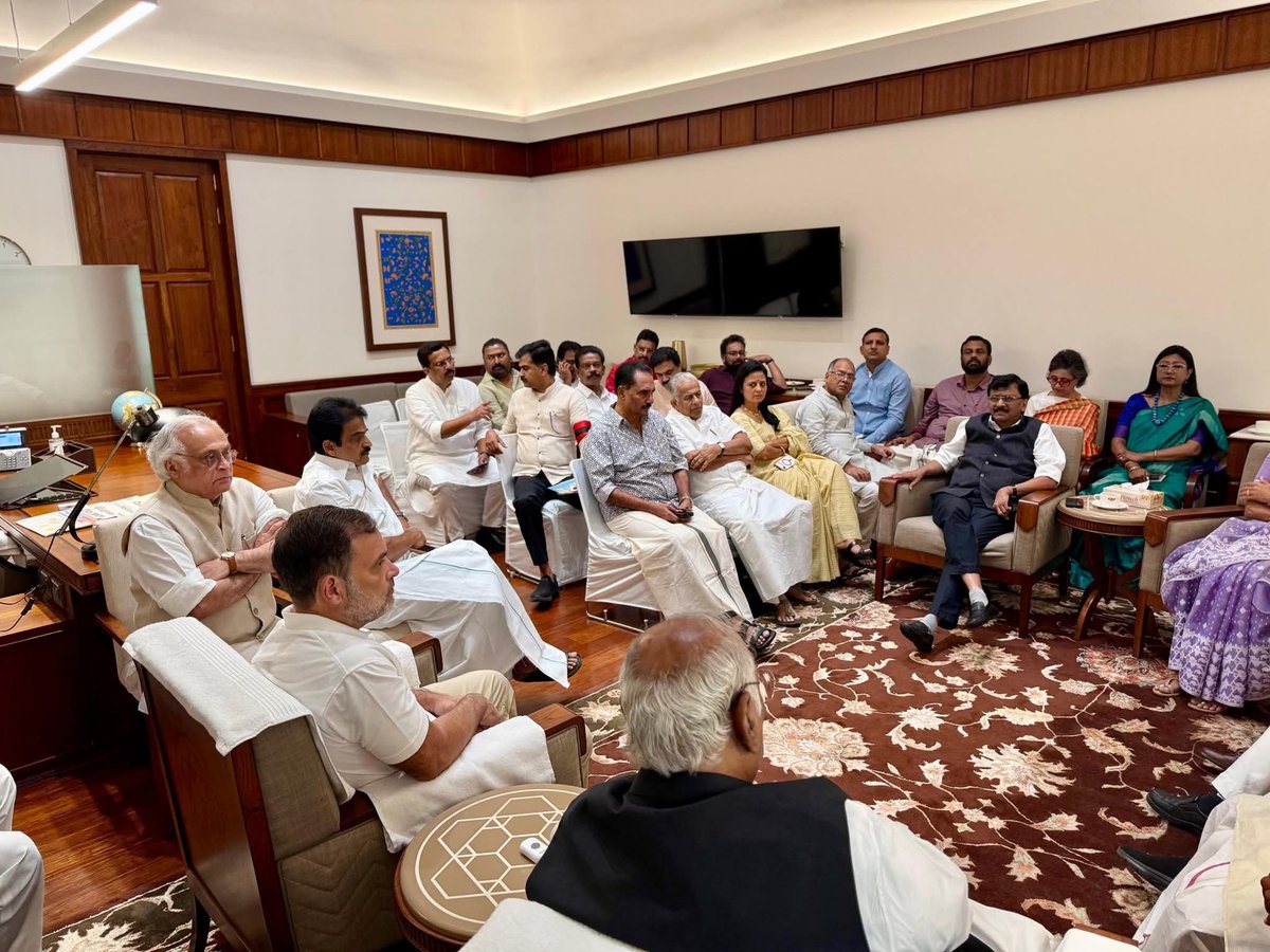 Bhaveshshukla91's tweet photo. 𝐎𝐧𝐞 𝐕𝐨𝐢𝐜𝐞. 𝐎𝐧𝐞 𝐑𝐞𝐬𝐨𝐥𝐯𝐞. 𝐎𝐧𝐞 𝐅𝐢𝐠𝐡𝐭 𝐟𝐨𝐫 𝐈𝐧𝐝𝐢𝐚 ✊

Opposition floor leaders met in the chamber of Congress President &amp; Rajya Sabha LoP Shri Mallikarjun kharge ji.

LoP Shri @RahulGandhi was also present.

📍New Delhi https://t.co/Wiat18lse3