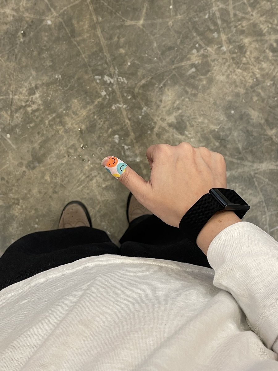 samsip06's tweet photo. สก๊อตเทปมันก็วางอยู่ของมันดีๆ https://t.co/qhYZ8YRstM