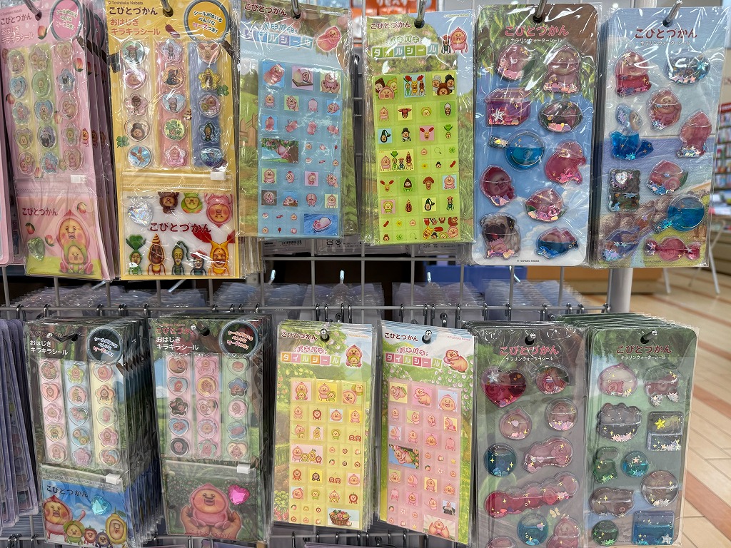 aeonkinkaido's tweet photo. こんにちは、都城金海堂イオン店です。
大人気のこびとづかんシリーズが本日入荷しました！🍑✨

タイルシール、おはじきシール、ウォーターシールなど種類豊富に揃ってます👀

皆さんはどのシールが好きですか？ぜひチェックしてね！

#こびとづかん #シール
#書店 https://t.co/hTAUK286Q1