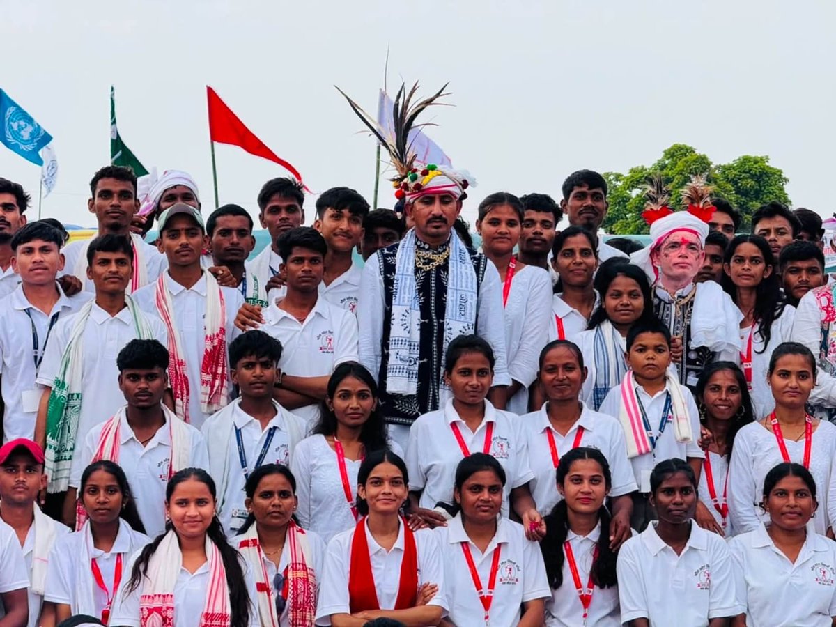 roat_mla's tweet photo. विश्व आदिवासी दिवस के अवसर पर डूंगरपुर जिला मुख्यालय पर आयोजित कार्यक्रम को सफल बनाने में महत्वपूर्ण भूमिका निभाने वाले सभी वॉलंटियर साथियों के साथ।

आप सभी युवा साथियों की सजगता, उत्साह, सक्रियता एवं समुदाय के प्रति समर्पण की भावना ने विश्व आदिवासी दिवस के इस ऐतिहासिक कार्यक्रम को सफल बनाने में महत्वपूर्ण योगदान दिया। 

कार्यक्रम की सफलता के पीछे आप सभी साथियों की मेहनत, अनुशासन और निस्वार्थ सेवा-भाव सराहनीय रहा। आप सभी युवा साथियों का हृदय से बहुत-बहुत धन्यवाद एवं आभार।

आपका यह समर्पण समाज की नई पीढ़ी के लिए प्रेरणास्रोत है।

जय जोहार, जय भील प्रदेश