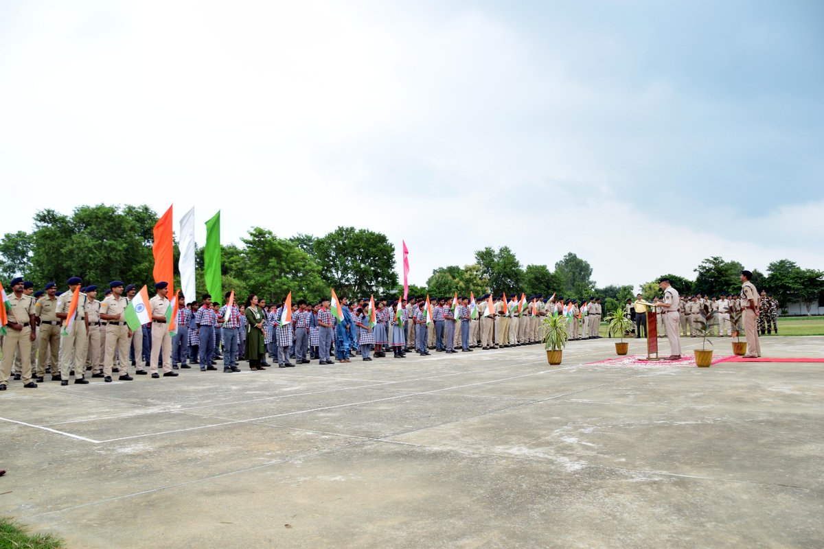 59bnssb_india's tweet photo. 59 #SSB में राष्ट्रगीत ‘वन्दे मातरम्’ का सामूहिक गायन आयोजित किया गया। वाहिनी के अधिकारीगण एवं कार्मिकों तथा केन्द्रीय विद्यालय, 59वीं वाहिनी SSB नानपारा के विद्यार्थियों ��वं शिक्षकों ने उत्साहपूर्वक सहभागिता की।
वन्दे मातरम्! 🇮🇳 जय हिन्द!
#BorderSpine59 #VandeMataram
@SSB_INDIA https://t.co/FDGfU97tTu