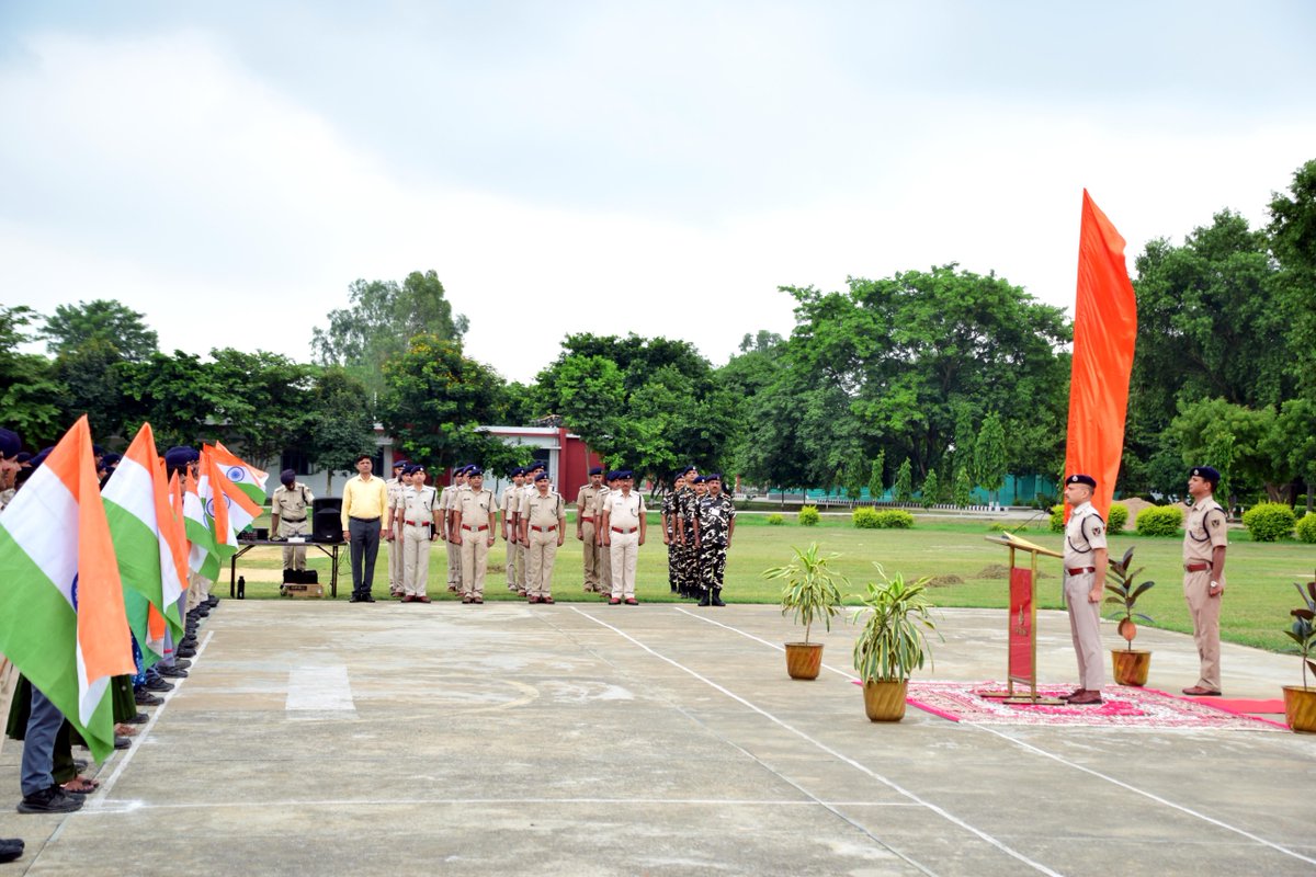 59bnssb_india's tweet photo. 59 #SSB में राष्ट्रगीत ‘वन्दे मातरम्’ का सामूहिक गायन आयोजित किया गया। वाहिनी के अधिकारीगण एवं कार्मिकों तथा केन्द्रीय विद्यालय, 59वीं वाहिनी SSB नानपारा के विद्यार्थियों ��वं शिक्षकों ने उत्साहपूर्वक सहभागिता की।
वन्दे मातरम्! 🇮🇳 जय हिन्द!
#BorderSpine59 #VandeMataram
@SSB_INDIA https://t.co/FDGfU97tTu