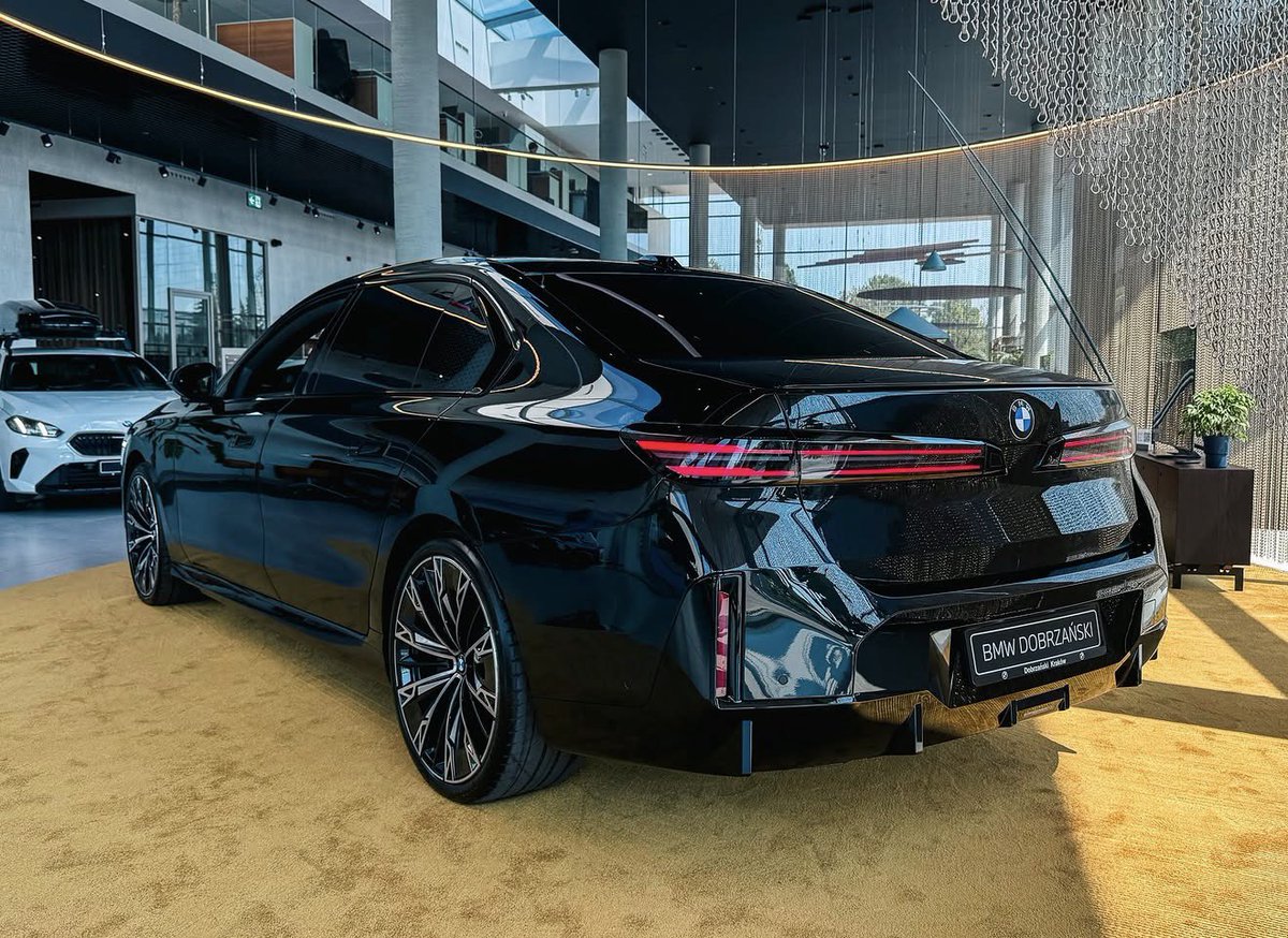 OtsileJK's tweet photo. I’ve always been a fan of the Mercedes-Benz S-Class, but I fear it can’t hold a candle to the facelifted BMW 7 Series. https://t.co/94Zdv57JV3