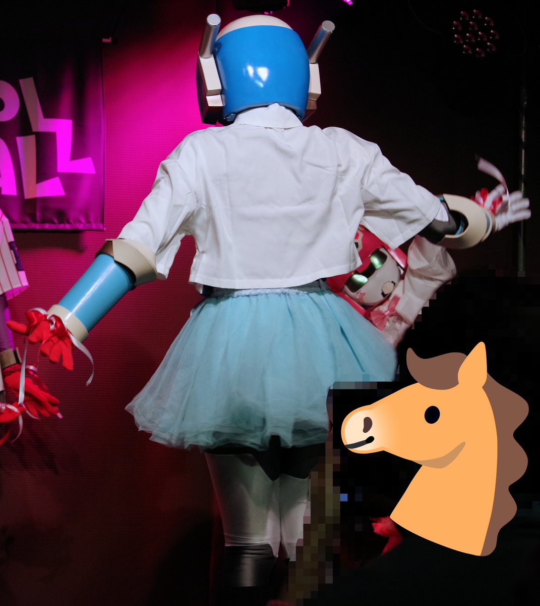 brutalpigu's tweet photo. ソアちゃんの後ろ姿がなんか良かったという写真
〜見切れるピモちゃんを添えて〜
#HerRo2 https://t.co/o104NXUsj0