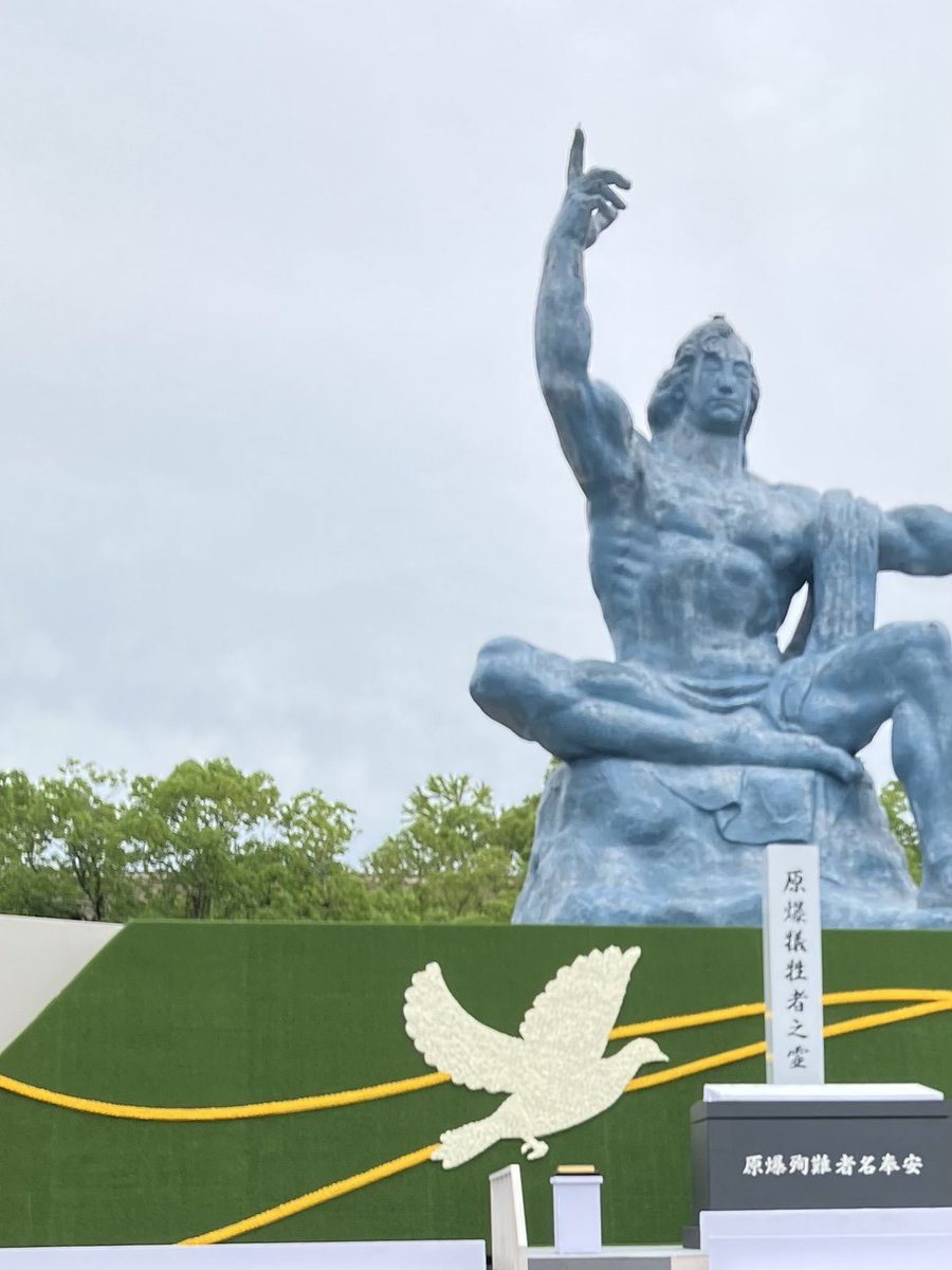 satomaru1233's tweet photo. 長崎市の平和祈念式典において、残念な事実がわかりました。台湾代表が、他の国・地域の代表が座る席とは別の席に配置されていたため、台湾側は式典を欠席。長崎市に強く抗議しました。一番の問題点は、「地球市民」と長崎市長は世界中に平和宣言で呼びかけているにも関わらず、台湾に対して失礼な対応をしたことだと思います。今回の件が、果たして中国への忖度なのか、何かしらの圧力があったのか。長崎市長には具体的経緯の説明責任が求められると思います。なお、広島の式典では台湾代表も各国代表と同一の席に配置されています。なぜ広島と長崎は対応が違うのでしょうか。式典は厳粛な祈りの場です。今回の長崎市の平和祈念式典が外交問題に発展してしまったことは、極めて残念です。