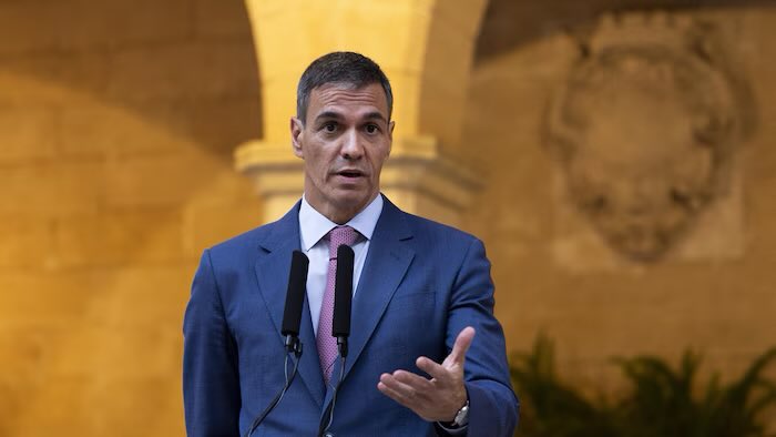 Guigz75116's tweet photo. Sánchez savait, pour la crise de Ceuta.

Pas « peut-être ». Pas « on n’avait pas toutes les infos ». Il savait.

Deux semaines de signaux d’alarme. Des passages qui passent de 50 à 150, puis 300, puis 500. Vivas qui tire la sonnette d’alarme auprès de cinq ministères et de la Moncloa. 

Le 27 juillet, il appelle directement le président du gouvernement. Sánchez ne répond pas. Son chef de cabinet lui dit de se calmer.

Trois jours plus tard : 50 à 60 000 personnes dans Ceuta. Des dizaines de cadavres. Une ville asphyxiée. Et là, soudain, le grand théâtre : hélicoptère, armée, discours solennel sur « l’intégrité territoriale ».

Trop tard. Toujours trop tard.

On a minimisé, on a regardé ailleurs, on a privilégié le confort diplomatique et le récit politique plutôt que la sécurité d’une ville espagnole de 80 000 habitants. 

Puis, une fois la catastrophe consommée, on invente l’excuse de « l’effet d’une décision de justice » et des « mafias ».

Ce n’est pas une erreur d’appréciation.

C’est un abandon en temps réel.

Ceuta n’a pas été surprise.

Elle a été sacrifiée en silence.

Et maintenant on ose parler de « réaction ferme ».

La fermeté, ça aurait été d’écouter avant. Pas de poser pour la photo après.

Sánchez n’a pas été surpris. Il a été indifférent. Et l’indifférence, face à une frontière qui s’effondre, a un prix. Ceuta l’a payé très cher.