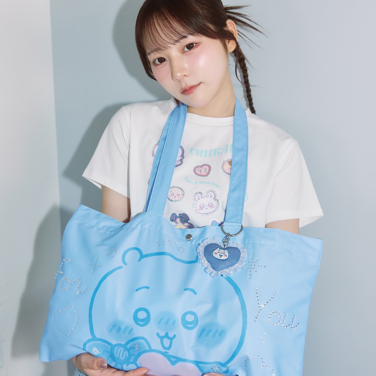 chiikawa_kouhou's tweet photo. ＼新商品／

『箔プリントTシャツ DECO(みんな)』
『ラインストーンTシャツ DECO』(うさぎ、モモンガ)
（M・Lサイズ）
『チャーム付きトートバッグ』
（For You、モモンガ）

📝8月21日発売
・ちいかわマーケット（オンラインストア） （https://t.co/Q8Kmbft34F）
・ちいかわらんど （原宿、大阪梅田、福岡パルコ、京都四条河原町、TOKYO Station、東京スカイツリータウン・ソラマチ、名古屋パルコ、仙台パルコ、札幌パルコ、横浜、広島パルコ、心斎橋パルコ、新宿、金沢フォーラス、池袋パルコ、越谷レイクタウン）

・ちいかわPOP UP STORE
（0％OKINAWA、0％NAHA、イオンモール岡山、北千住マルイ、イオンモール高知、LINE FRIENDS SQUARE SHIBUYA）
・全国の一部ファンシーショップ

📝8月28日発売
・ちいかわPOP UP STORE
（イオンモール秋田、イオンモール新発田）

📝9月18日発売
・ちいかわPOP UP STORE@米子天満屋

#ちいかわ