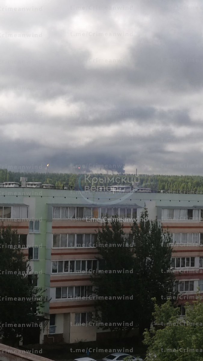 Mockingjay_nws's tweet photo. Drones strike oil depot in Nizhnekamsk, fatalities reported in Tatarstan.
#Ukraine #Nizhnekamsk #strike #oil #war #peace

▶️ Video in replies https://t.co/zdcviIuiX1