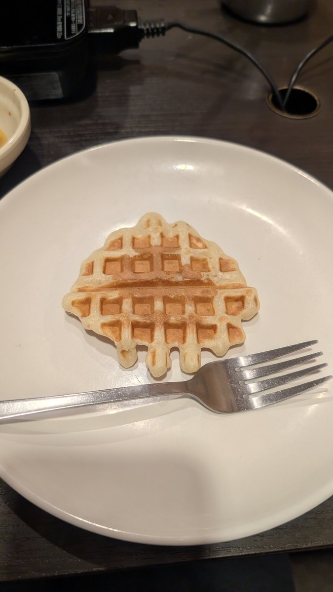 iwashi1g's tweet photo. しゃぶ葉でワッフル作ったらありえないくらい小さいのができて本当になさけなかった https://t.co/6EjVDlPu3v