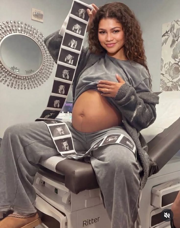 zainabjaya's tweet photo. 29yrs Zendaya love story!

2012 - Single
2013 -  Trevor Jackson
2014 -  Trevor Jackson
2015 -  Trevor Jackson
2016 -  Trevor Jackson (ended) / brief  Odell Beckham Jr. rumor
2017 - Single
2018 - Single
2019 -  Jacob Elordi
2020 -  Jacob Elordi …. love https://t.co/yUlCeFQug0