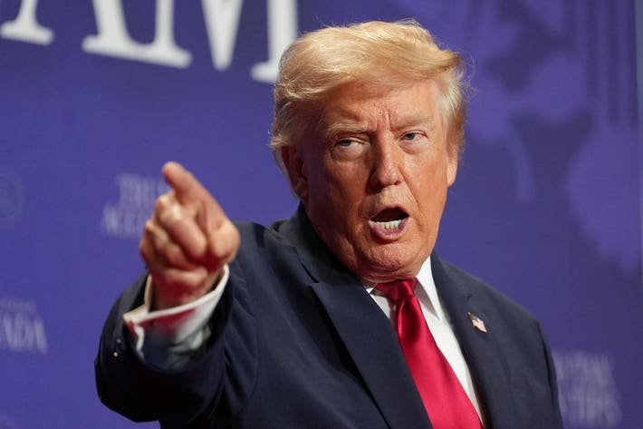 P_Kallioniemi's tweet photo. Over 400 former US intelligence and national security officials warn that Trump is following the authoritarian playbook: concentrating power, dismantling democratic safeguards and cultivating a personality cult.

One of them said “We are nowhere near the worst of where this is going.”