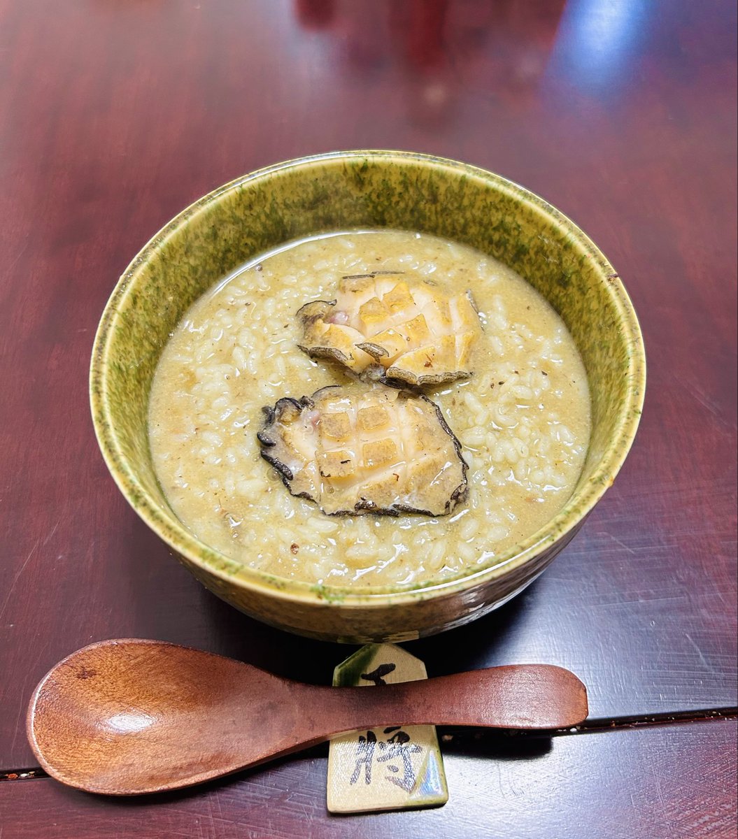 kumotoradayo's tweet photo. 鮑の肝粥作りました。おいしいです。炊飯器ではなく生米をフライパンで3時間かけて作りました。本当は5〜6時間が望ましいそうですがそれはまたの機会に。お粥作ったのは自炊初めてかもしれません。ありがたくご馳走様でした https://t.co/WJDSIuA3MZ