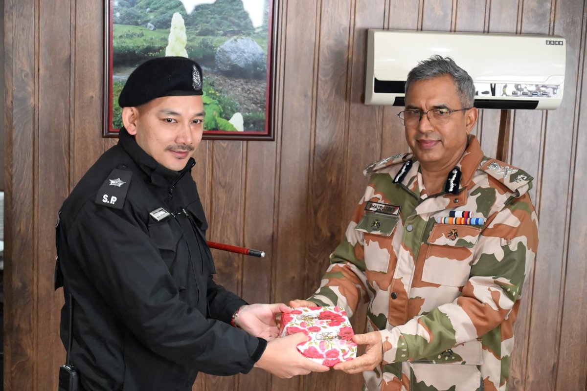 ITBP_official's tweet photo. Shatrujeet Kapur, IPS, DG #ITBP visited 13 Bn and forward locations in Sikkim. He interacted with #Himveers, conducted a Sainik Sammelan and reviewed operational preparedness. During the visit, he also met Indian Army officers at forward locations.
#Himveers https://t.co/Po67eEsxtm