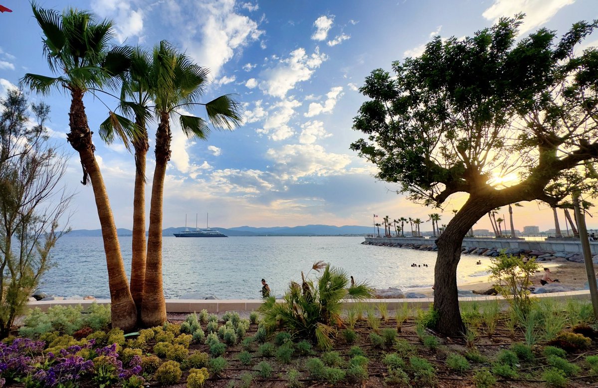 jmlpyt's tweet photo. La promenade des bains à Saint-Raphael dans le Var 

#regionsud #levalunique #saintraphael #esterelcotedazur #visitesterel #cotedazurfrance https://t.co/77bJSC7GrT