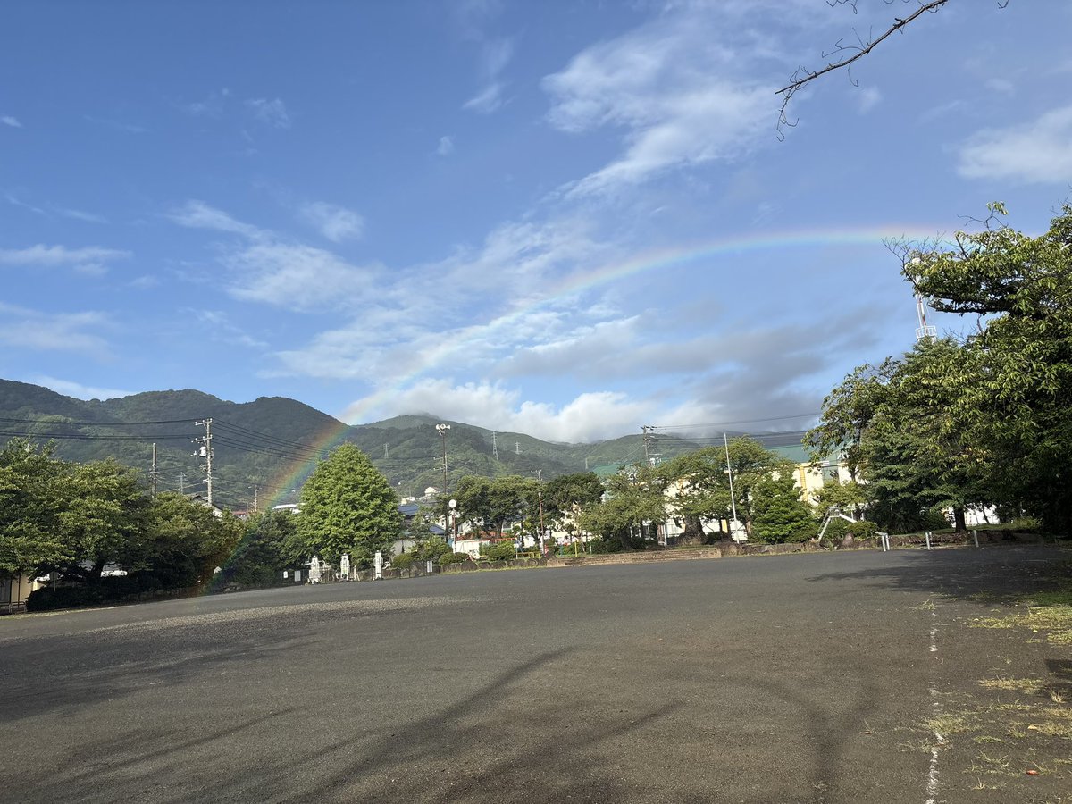 YumiBody's tweet photo. 朝ランしたら綺麗な虹🌈
良いことありそう♬ https://t.co/voFZBCJ4Gm