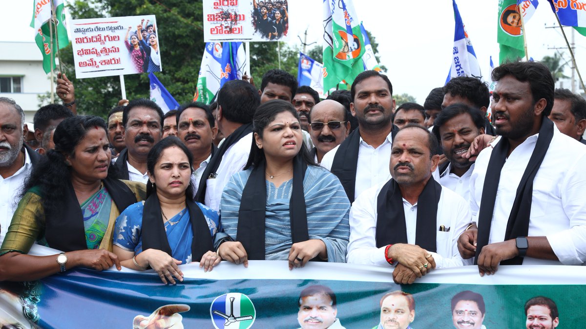 DrBotchaAnusha's tweet photo. పోలీసులను అడ్డుపెట్టుకుని ప్రజాస్వామ్య నిరసనను అడ్డుకోవడం సరికాదు.
విద్యార్థులు, యువత, నిరుద్యోగుల సమస్యలపై నిర్వహించిన AP Gen-Z WAR నిరసన కార్యక్రమానికి హాజరవడం జరిగింది.
#BotchaSatyanarayana #BotchaAnusha #APGenZWAR #YSRCP #Cheepurupalli #Vizianagaram https://t.co/lyLwpjPFBE