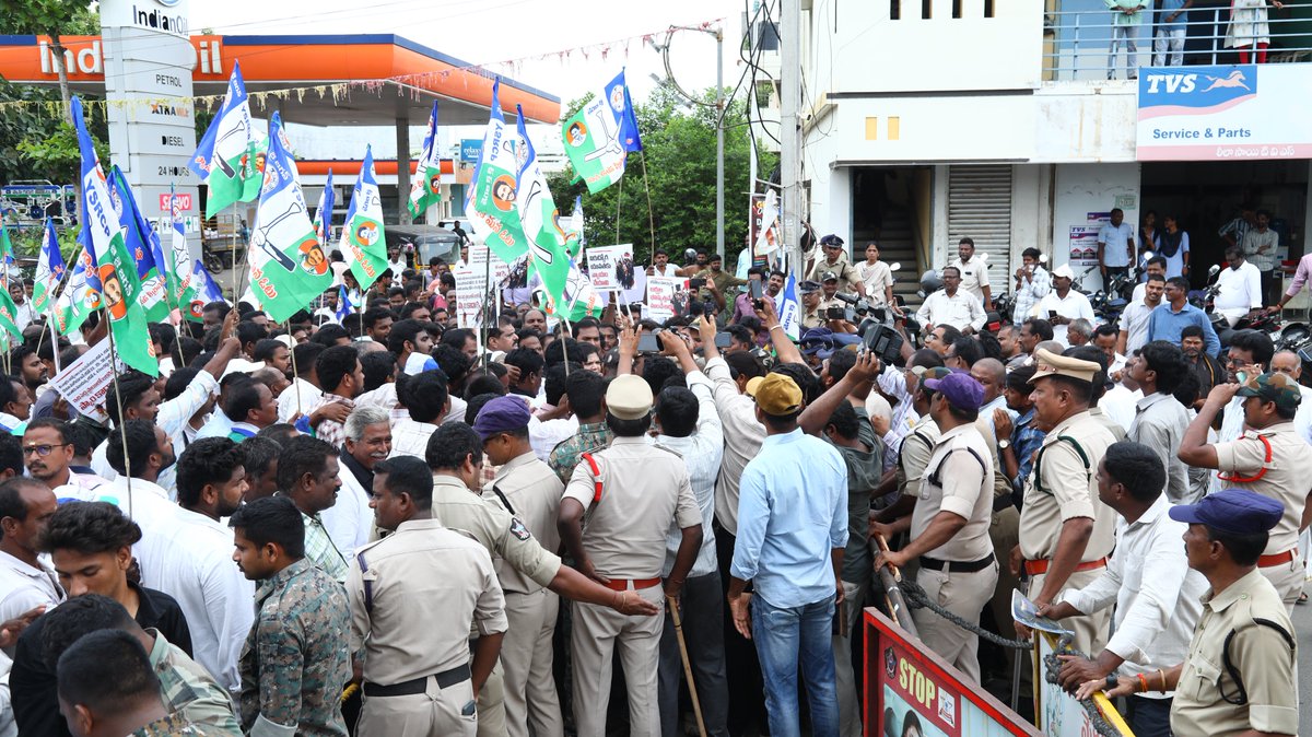 DrBotchaAnusha's tweet photo. పోలీసులను అడ్డుపెట్టుకుని ప్రజాస్వామ్య నిరసనను అడ్డుకోవడం సరికాదు.
విద్యార్థులు, యువత, నిరుద్యోగుల సమస్యలపై నిర్వహించిన AP Gen-Z WAR నిరసన కార్యక్రమానికి హాజరవడం జరిగింది.
#BotchaSatyanarayana #BotchaAnusha #APGenZWAR #YSRCP #Cheepurupalli #Vizianagaram https://t.co/lyLwpjPFBE