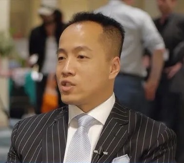 WuBlockchain's tweet photo. Fantom Backer and Quantum Fintech Founder Harry Yeh Dies After Naked Fall from Paraguay Tower, Claimed to Manage Over $2B
Fantom ecosystem figure and Quantum Fintech Group founder Harry Yeh died after falling from the 30th floor of a luxury apartment building in Asunción, Paraguay. Police found the door to an apartment linked to Yeh open and the interior severely ransacked. The cause of death and circumstances of the fall remain unclear, with authorities not ruling out an accident, suicide or third-party involvement.
Yeh invested in Bitcoin in 2013 and later took over the Tomb Finance team as a Fantom Foundation member, incubating multiple Fantom ecosystem projects. He claimed to manage more than $2 billion in digital-asset investments, though the figure has not been independently verified.