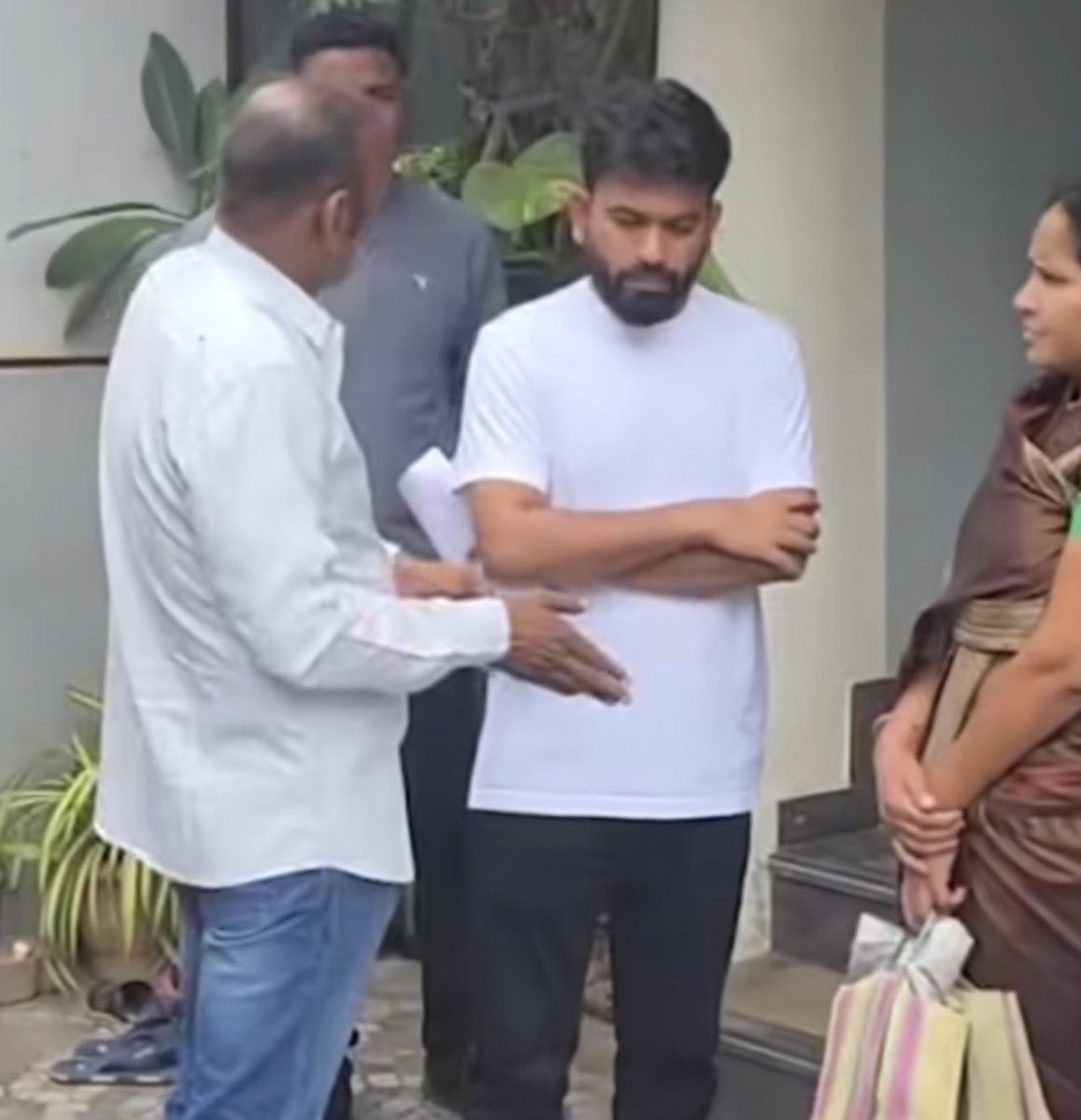 BefittingFacts's tweet photo. We are not a serious country.

Proxy CM Abhijit Dipke is holding a daily Janta Darbar at his residence.

That’s not enough. People are actually coming to him to get their problems solved.

They stand in front of the camera, talk to him, and leave.
   
Every morning, the same drama.