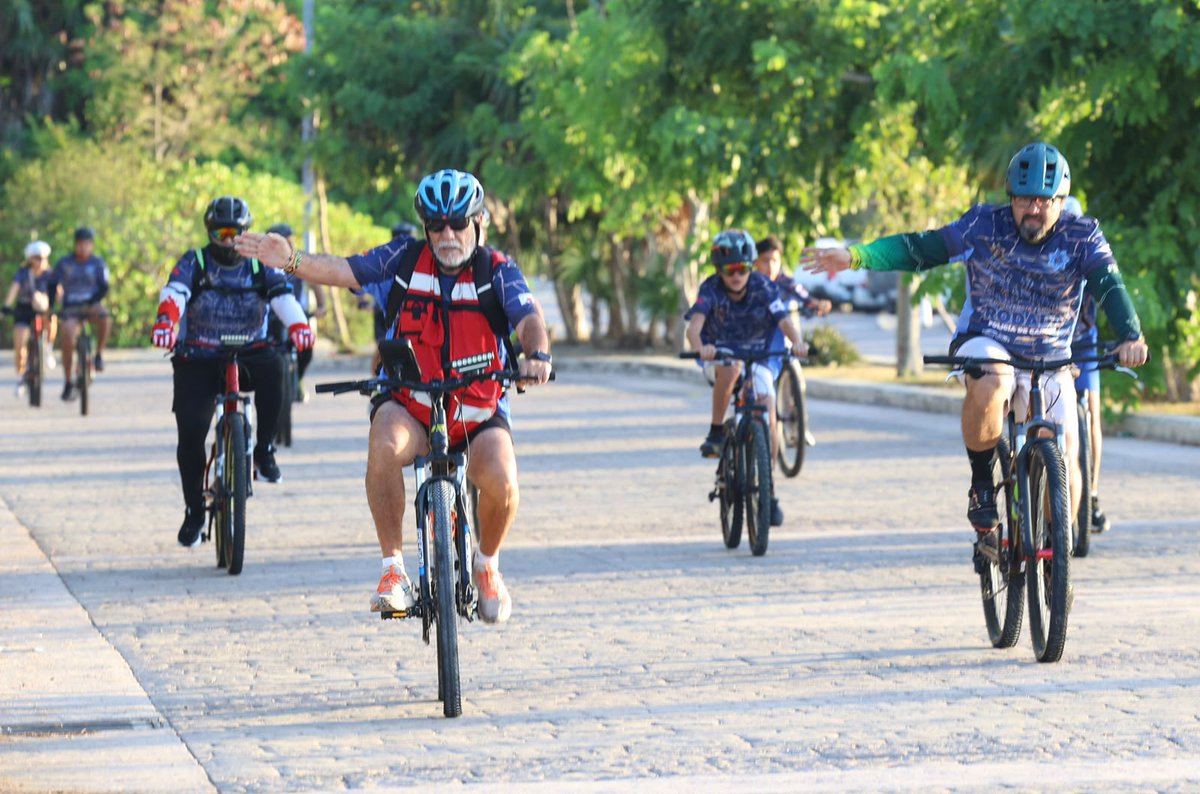 5toPoderDiario's tweet photo. #5topoder #noticias #cancun

FORTALECEN LAZOS FAMILIARES ENTRE ELEMENTOS POLICIACOS CON RODADA CICLISTA EN MALECÓN TAJAMAR

El Ayuntamiento de Benito Juárez reforzó su compromiso con el bienestar integral de las y los elementos de la Secretaría Municipal de Seguridad Ciudadana y Tránsito (SMSCyT) mediante la realización de la convivencia familiar “Ciclista”, una actividad recreativa que reunió a integrantes de la corporación y sus familias en el Malecón Tajamar, uno de los espacios emblemáticos de Cancún.

La jornada inició con una sesión de calentamiento para preparar a las y los participantes antes del recorrido. En punto de las 07:00 horas, el titular de la SMSCyT, Jaime Padilla Barrientos, dio el cornetazo de salida a la primera rodada ciclista de convivencia familiar, destacando la importancia de promover actividades que fortalezcan la salud física, emocional y la integración comunitaria dentro de la corporación.

La dinámica contempló recorridos de 5 y 10 kilómetros, equivalentes a una y dos vueltas al circuito, con tiempos estimados de entre 30 y 60 minutos según el ritmo de cada participante. Este formato permitió que elementos policiales, acompañados de sus seres queridos, disfrutaran de una experiencia recreativa que fomentó la unión familiar, el esparcimiento y la práctica de hábitos saludables.

A través de estas acciones, el Ayuntamiento de Benito Juárez reafirma su visión de construir una corporación más sólida desde el ámbito personal y familiar, reconociendo que el bienestar emocional y físico de quienes integran la Secretaría es fundamental para desempeñar sus funciones con responsabilidad, disciplina y vocación de servicio. La convivencia ciclista se consolida así como una iniciativa que impulsa la integración, refuerza los valores institucionales y promueve una relación más cercana entre la corporación y la comunidad.

Fuente: 5to Poder Agencia de Noticias