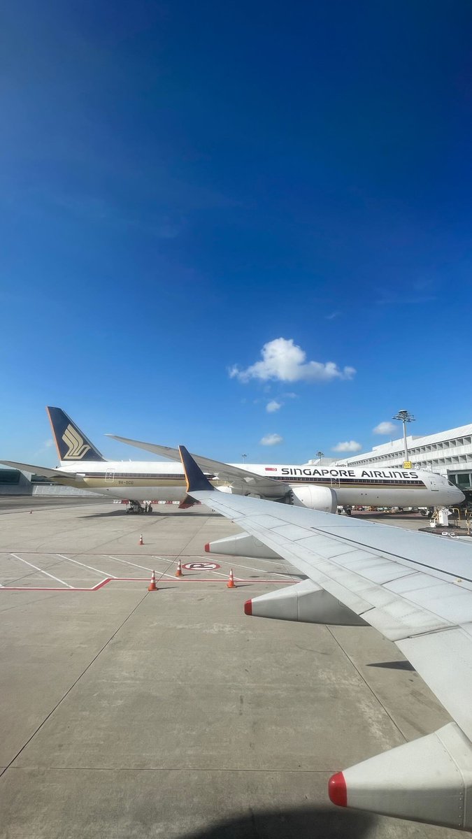 Iqbalsiahaans's tweet photo. Reminder : Gak usah lah sok² kebangetan, kebahagiaan orang beda², so please, jgn jadi joy killer.

Emang salah ya kalau kita suka foto/video pas in flight ✈️, serendah itu kah dimata kalian wahai para bangsawan 🤣

🫵Nggak semua hal harus lo ukur berdasarkan standar hidup lo. https://t.co/DTMdKppKoX