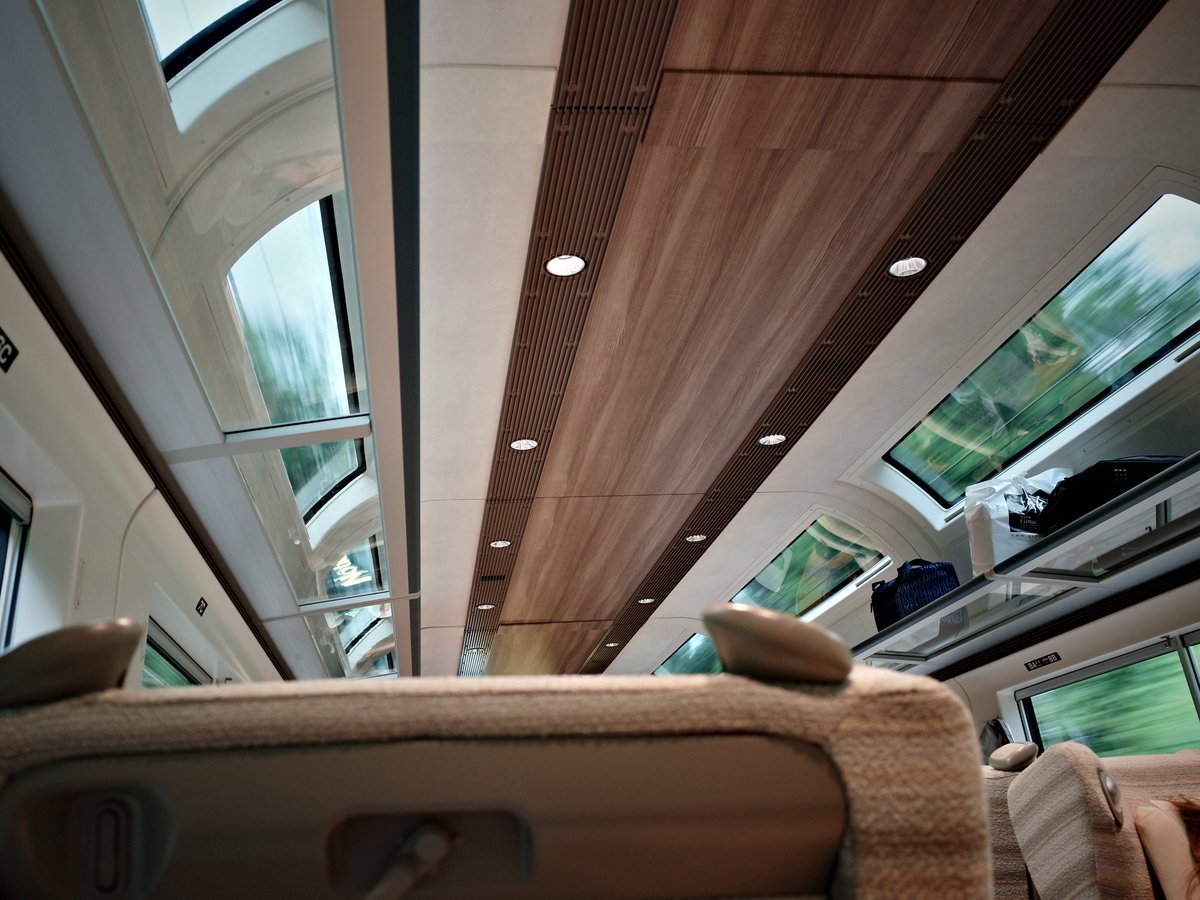 C57180_forever's tweet photo. 東京まで普通列車を乗り継いで帰るつもりだったが、熱海から「サフィール踊り子」の1+2列シートの1列の方にひとつだけ空きがあったのでゲット。
ノーマルの「踊り子」と違い、全車グリーン車の専用編成で、とりあえず一度は乗ってみたかった(笑)
#GRlV
#gr4
#grdays https://t.co/TYy5NRrLAs