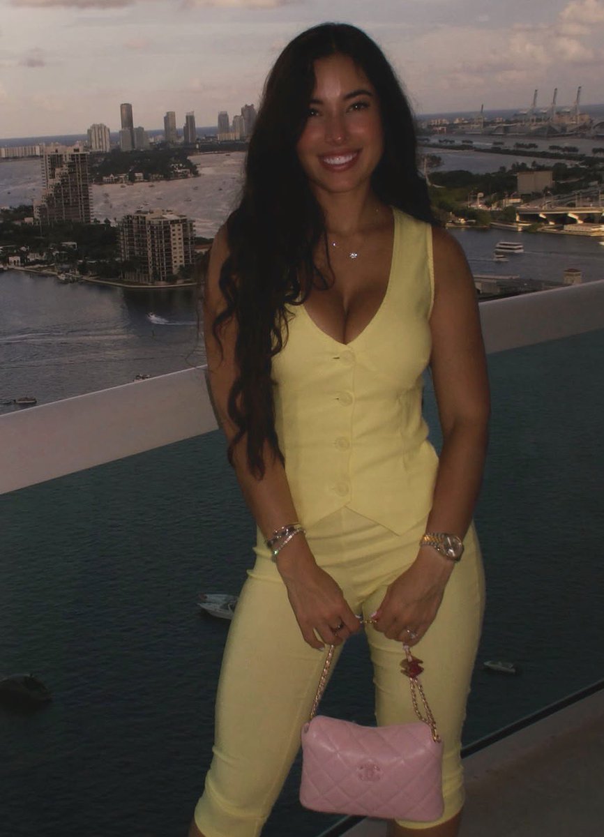 AmberGelle's tweet photo. Looking exactly how this season feels 💛 https://t.co/3HSIZLiYzs