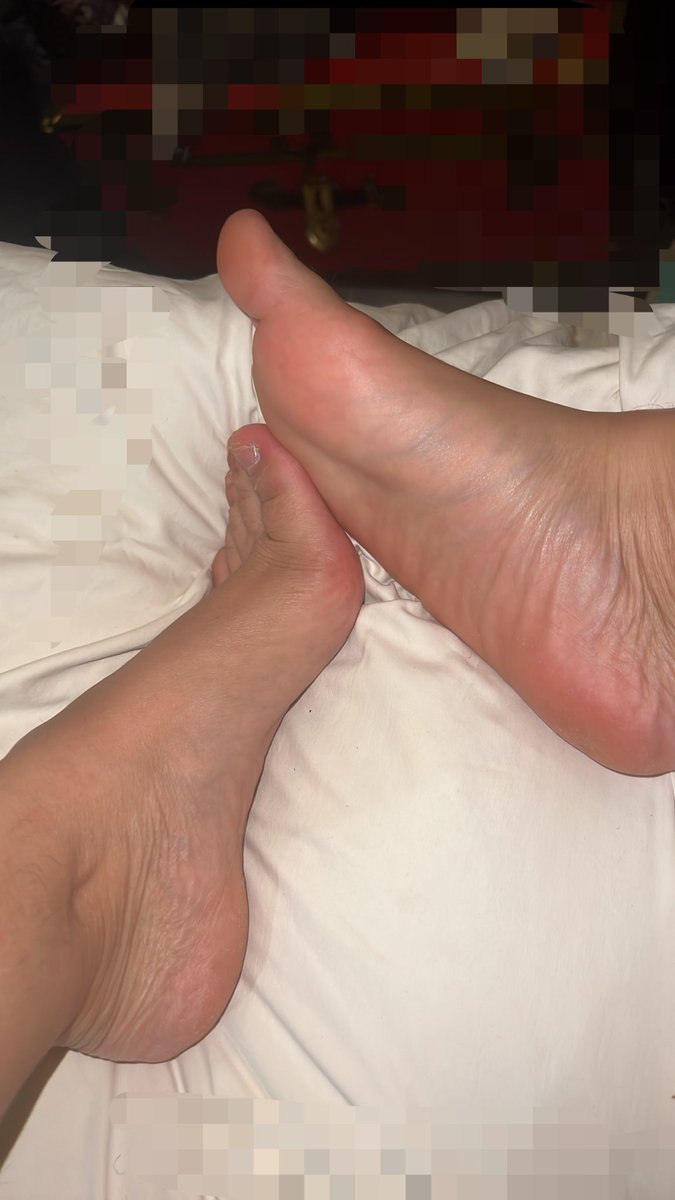 ChelseaDee1234's tweet photo. Brand new here and will satisfy ur feet fetish needs as long as u let me😘🩷🌊 https://t.co/amWwhtkkkV