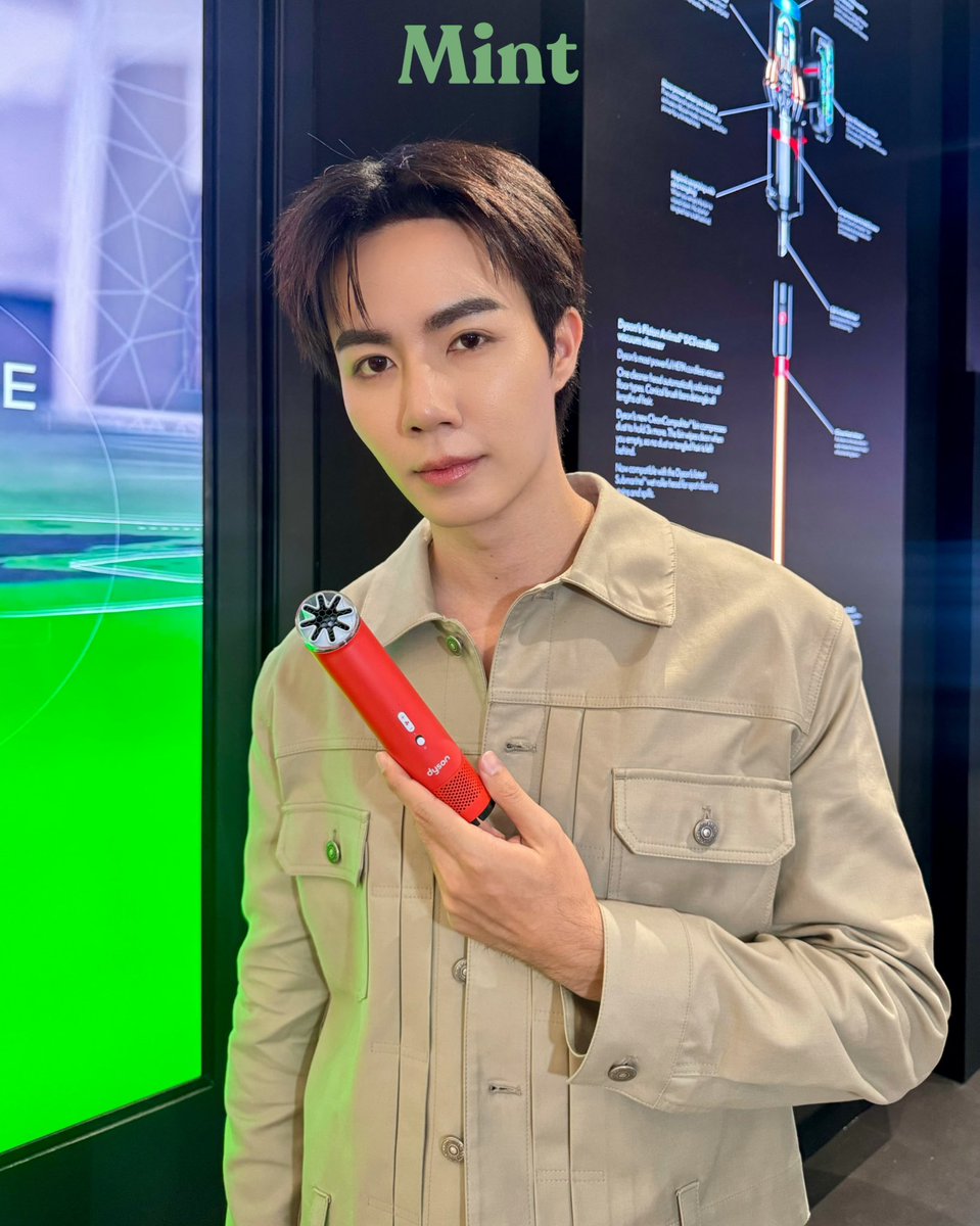 mintmag_th's tweet photo. คนหล่อครับ! #MintReports อยู่กับ ‘ซี’ ร่วมสัมผัสประสบการณ์ Dyson Store ICONSIAM ที่ตั้งโลเคชั่นใหม่บนชั้น 4 ของ ICONSIAM พร้อมสัมผัสสัมผัส Dyson HushJet™ Mini Cool Fan ในสีใหม่ Carnelian/Sky💚

#ZeePruk
#DysonTH #DysonStoreICONSIAM #ZEEPRUKatDysonICONSIAM
#MintMagTH https://t.co/PzvZxaSQ5W
