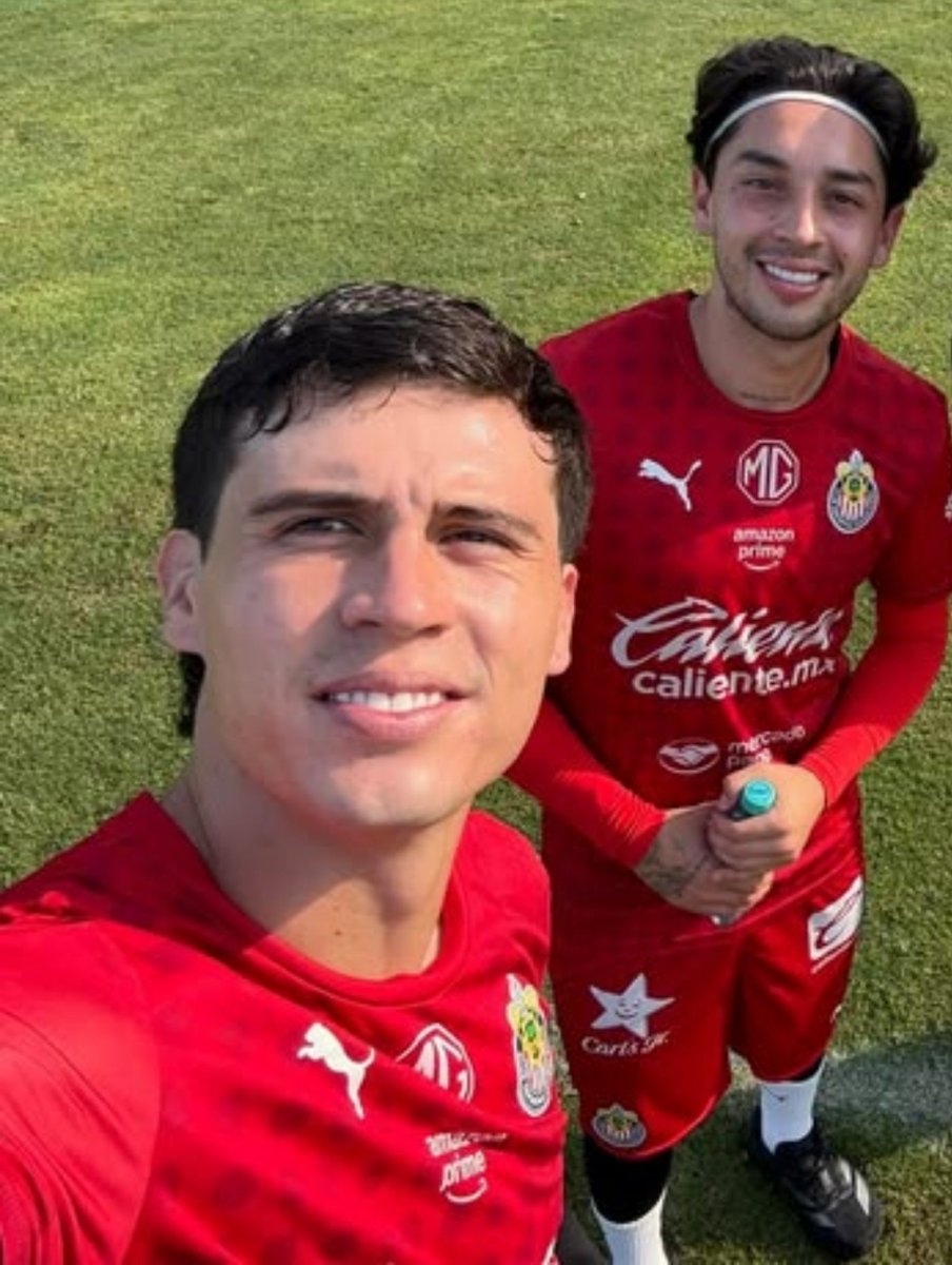 gattgb's tweet photo. 2 pa 2 — #Au x #brimiga / #diordan 

En donde 🚗 se acerca al chico que ve recargado en la barra.

O

En donde 🍓 recibe un mensaje de su mejor amigo pidiéndole que le haga segunda con el amigo del chico que acaba de conocer esa noche. https://t.co/dkLIelX2f3