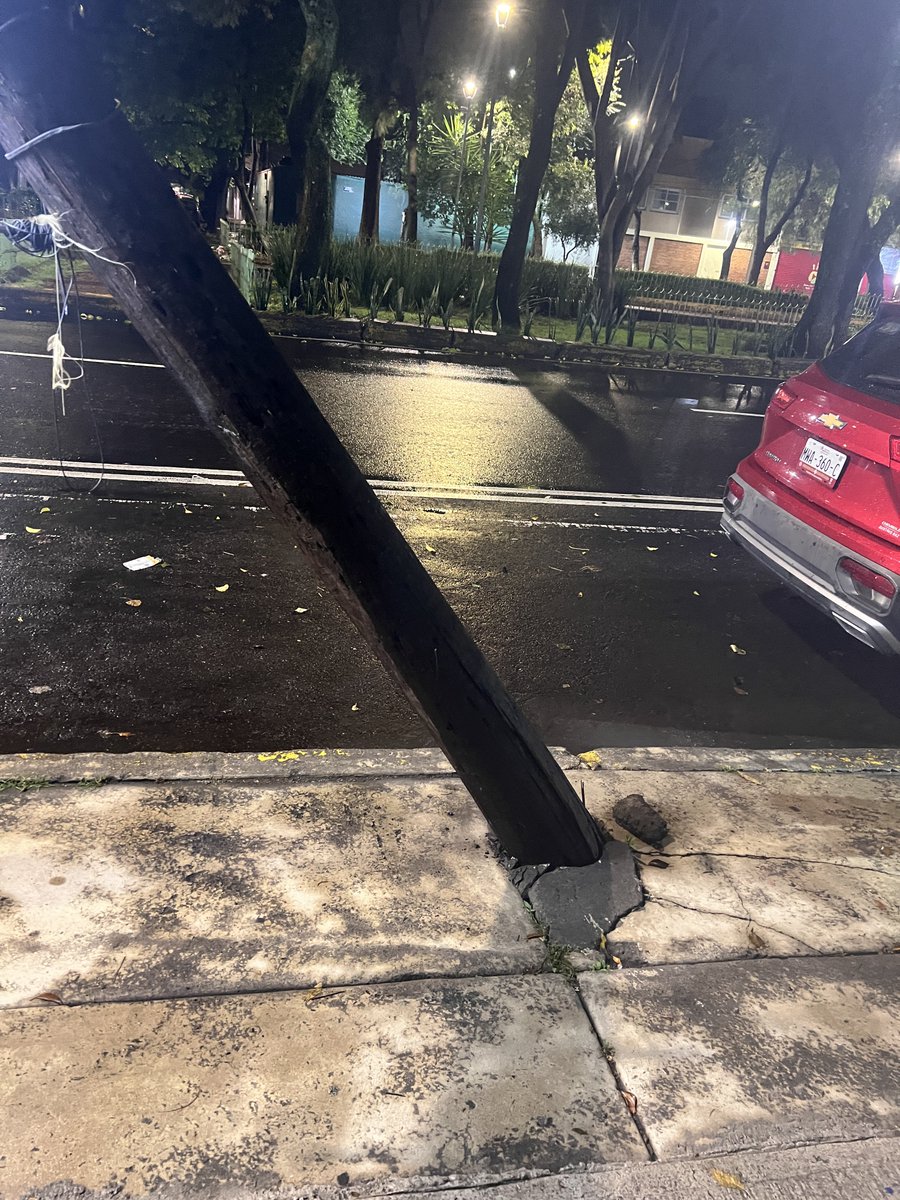 GuillermoCagide's tweet photo. @TELMEXSoluciona Hola buenas noches les quería informar que desde la calle repúblicas hasta la esquina de oriente 172  ( eje 7 a sur ) . Hay 3 postes de Telmex y uno de ellos jaló su red y se cayó al arroyo vehicular los bomberos vinieron a quitarlo , y desconectaron tanto fibra https://t.co/d1qdJ2CdT3