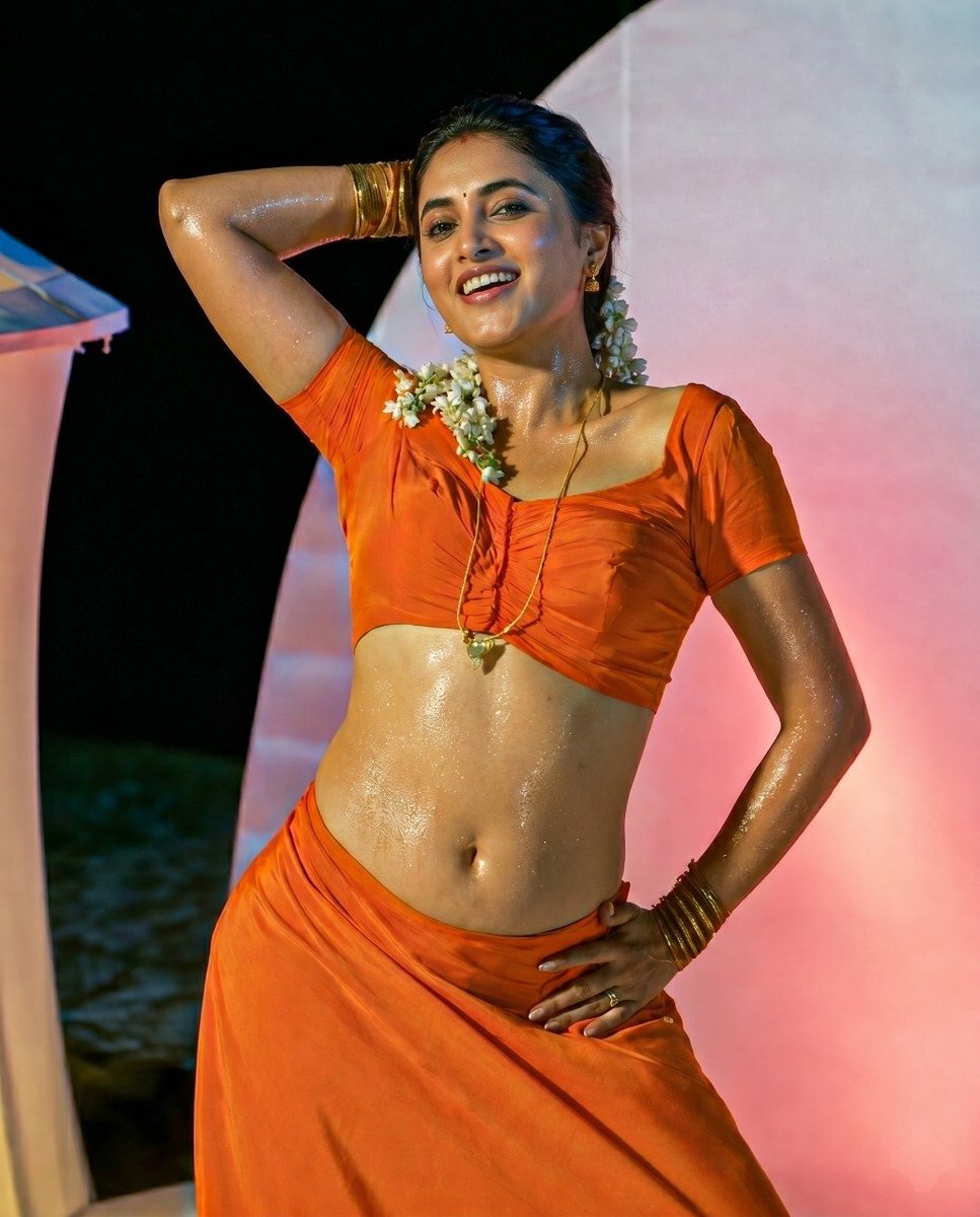 Luxe_Celebs's tweet photo. Priyanka Mohan is pure fire in orange🥵🔥 https://t.co/TiKrodRXKd