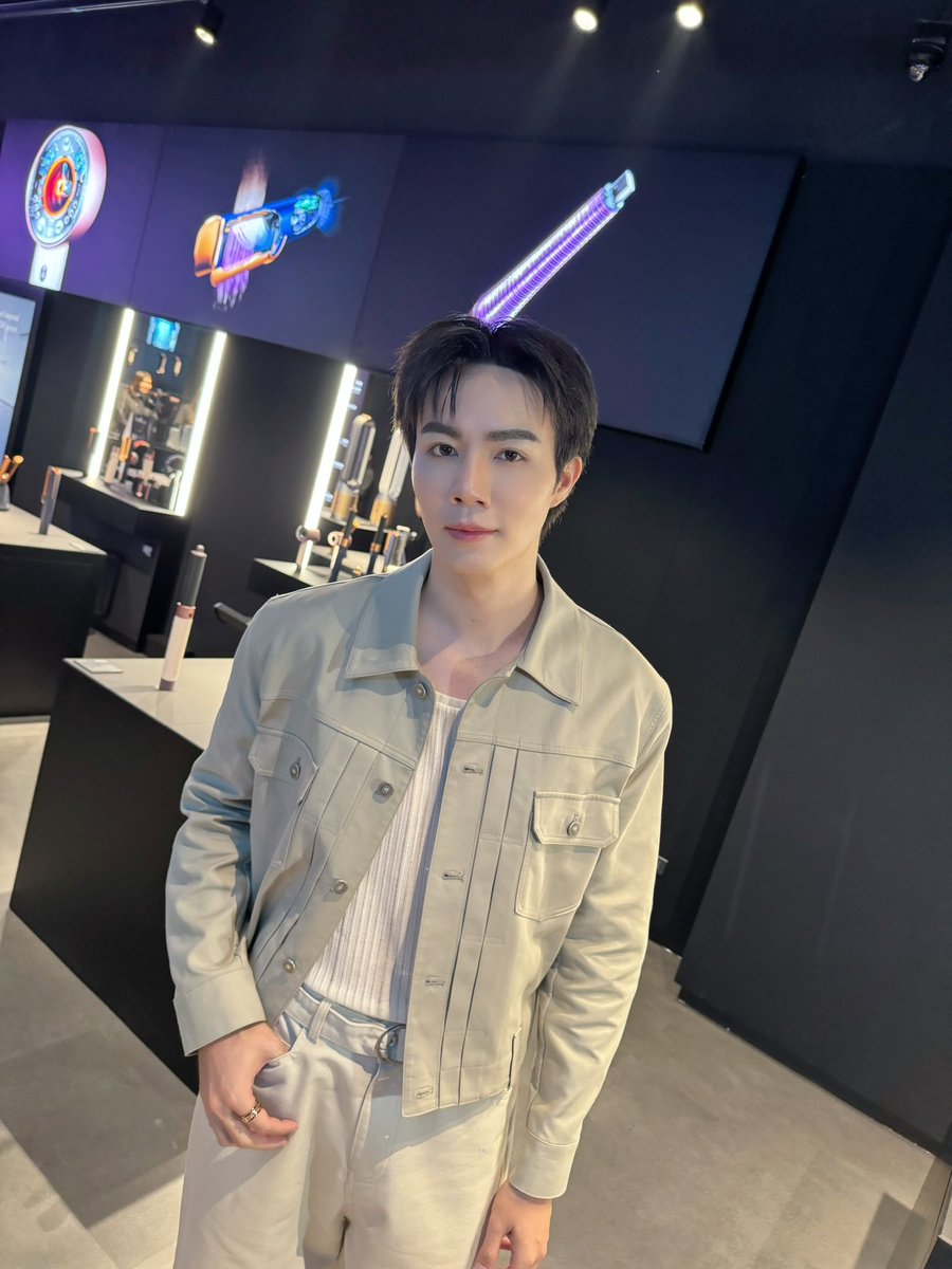 DomundiTV's tweet photo. พบกับ “ซี” @zee_pruk ได้ในงาน Store visit Dyson Store ICONSIAM Reopening ✨

#ZEEPRUKatDysonICONSIAM https://t.co/qlWtc2WXOo