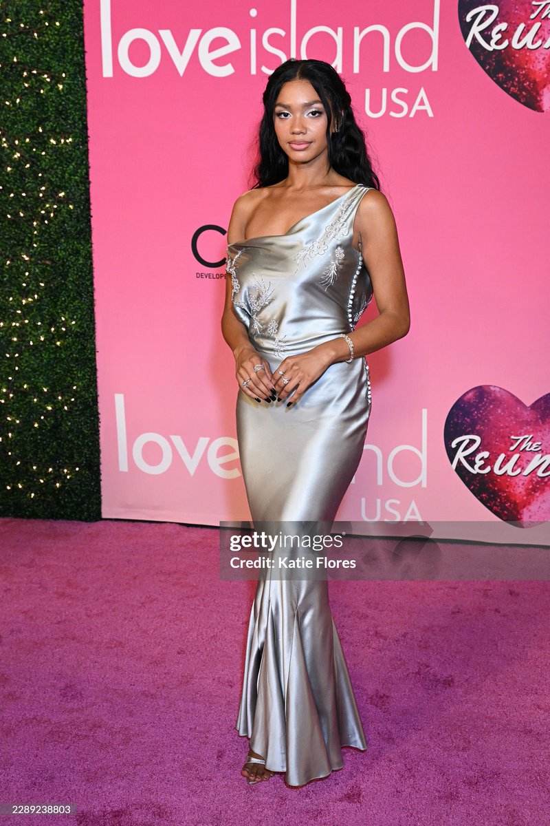 M_ttamara's tweet photo. Melanie.. I adore the back of the dress, not a big fan of the front but she looks cute https://t.co/KjNVKA4SYw