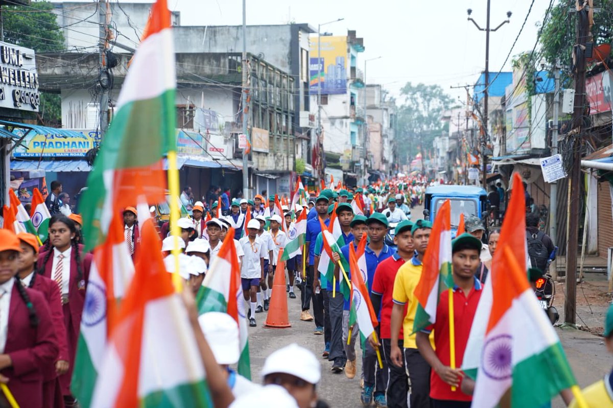 NityanandaBJP's tweet photo. 'ଘରେ ଘରେ ତ୍ରିରଙ୍ଗା'। ନବରଙ୍ଗପୁରରେ ବନ୍ଦେ ମାତରଂ ଭାବନାରେ ଉତ୍ସର୍ଗୀକୃତ ହୋଇ ଆୟୋଜିତ ତ୍ରିରଙ୍ଗା ଯାତ୍ରାରେ ସାମିଲ ହୋଇଛନ୍ତି ଶହଶହ ଛାତ୍ରଛାତ୍ରୀ, ଯୁବକ ବର୍ଗ ଓ ଦେଶପ୍ରେମୀ। ଦେଶାତ୍ମବୋଧ ସଙ୍ଗୀତ ଗାନ, ଭାରତ ମାତାର ଜୟ ଜୟ କାର ଏବଂ ସ୍ୱାଧୀନତା ସଂଗ୍ରାମୀଙ୍କ ବଳିଦାନକୁ ସମ୍ମାନ ଜଣାଇ ଆମେ ସମସ୍ତେ ହାତରେ ତ୍ରିରଙ୍ଗା ଧରି ଯାତ୍ରାରେ ସାମିଲ ହୋଇଥିଲୁ । 

ନବରଙ୍ଗପୁରରେ ଓଡ଼ିଶାର ପୂର୍ବତନ ମୁଖ୍ୟମନ୍ତ୍ରୀ ତଥା ସ୍ୱାଧୀନତା ସଂଗ୍ରାମୀ ସଦାଶିବ ତ୍ରିପାଠୀଙ୍କ ପ୍ରତିମୂର୍ତ୍ତିରେ ମାଲ୍ୟାର୍ପଣ କରି ଆମ ତ୍ରିରଙ୍ଗା ଯାତ୍ରା ବାହାରିଥିଲା ଜିଲ୍ଲାପାଳଙ୍କ କାର୍ଯ୍ୟାଳୟ ପର୍ଯ୍ୟନ୍ତ। ଯଶସ୍ୱୀ ପ୍ରଧାନମନ୍ତ୍ରୀ ଶ୍ରୀ @narendramodi  ଙ୍କ ଆହ୍ୱାନରେ ଆୟୋଜିତ ଏହି ମହାନ ଅଭିଯାନ ଆମ ସମସ୍ତଙ୍କ ମନରେ ଦେଶପ୍ରେମ ଓ ସ୍ୱାଭିମାନର ଭାବନାକୁ ଆହୁରି ସୁଦୃଢ଼ କରୁଛି।

#HarGharTriranga
#TrirangaYatra