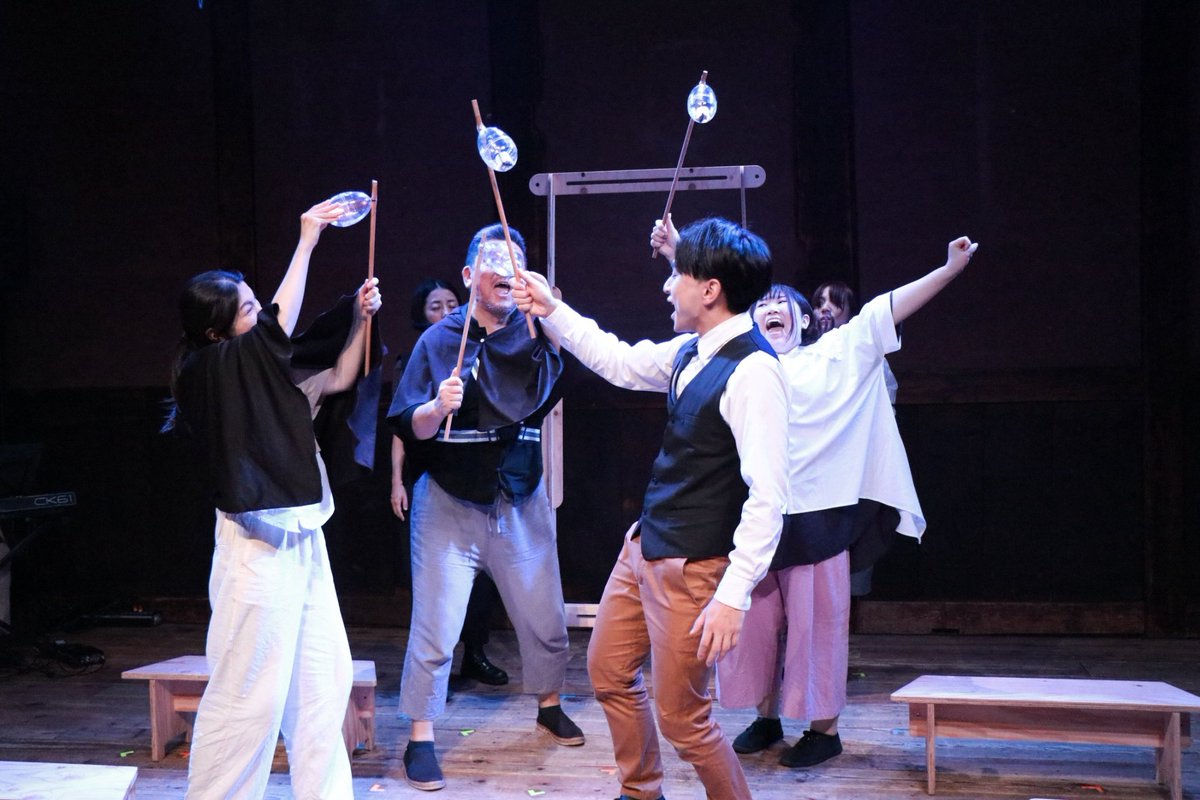 TohokuRootsPj's tweet photo. さあ、残すところ東京での銀河ステーションの出現はあと2回になりました。
明日はあと6席。本日は劇場に来て頂ければ入れます。6人の俳優と演奏で紡ぐジョバンニとカムパネルラの100分の旅、一緒に見届けて頂けたら幸いです。

#tohoku_roots
#銀河の一座 https://t.co/oxkxwdM0yZ