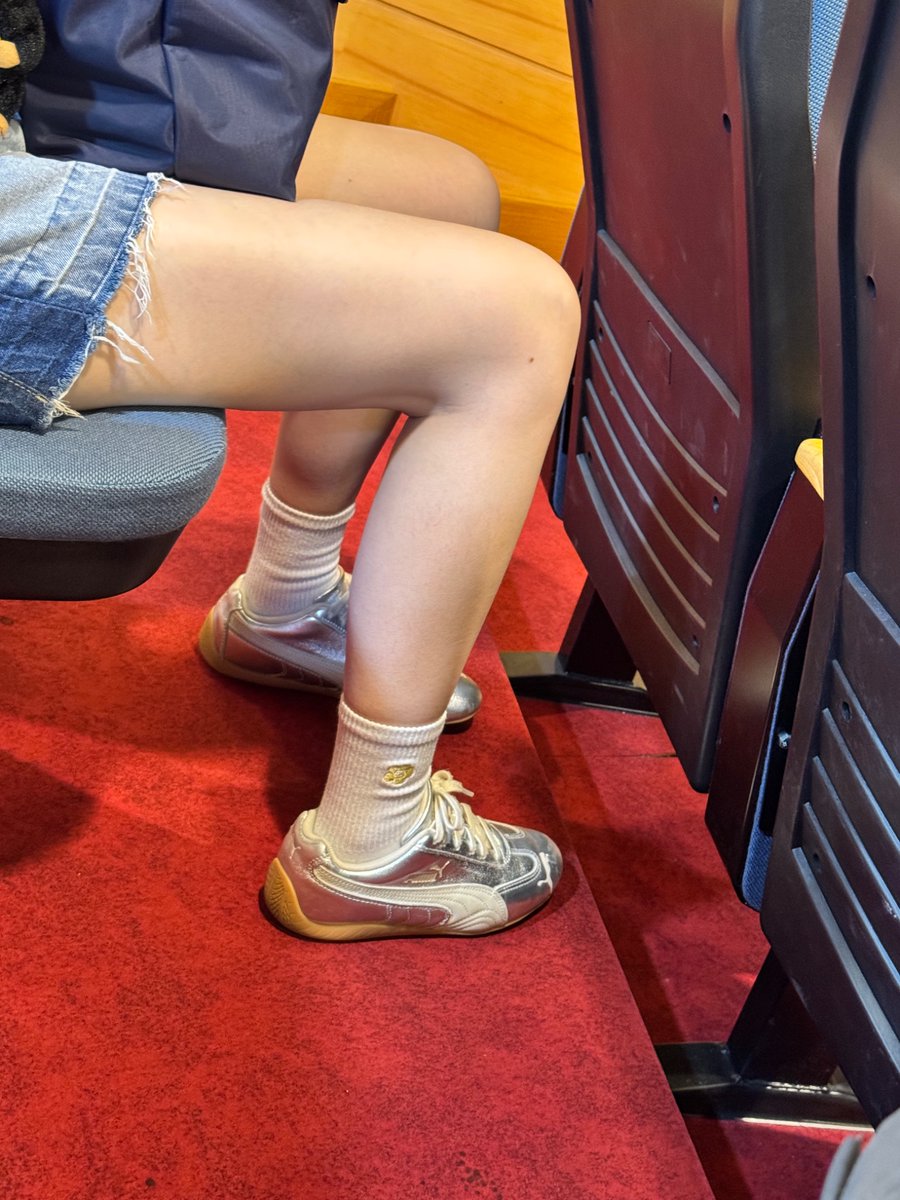 Harry61286644's tweet photo. 上課坐旁邊的腿妹，害我整堂課都好硬，好想蹲下去舔 https://t.co/6BdF01rWkN