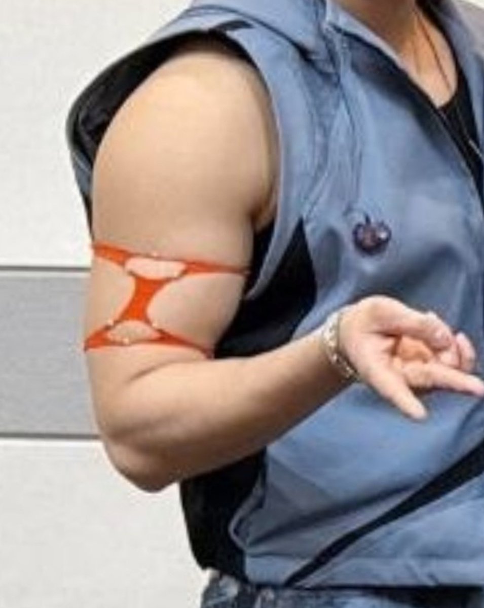 leebibith's tweet photo. poor orange thing... leeknow is that you https://t.co/hSvWTJxtly