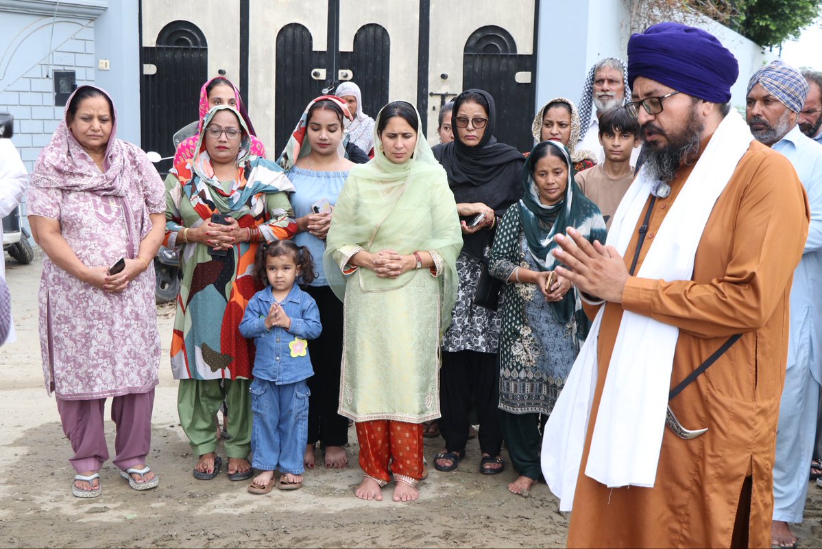 HarjotKaur44's tweet photo. ਵਾਹਿਗੁਰੂ ਜੀ|
ਵਿਧਾਨ ਸਭਾ ਹਲਕਾ ਫਿਲੌਰ ਦੇ ਪਿੰਡ ਚੱਕ ਸਾਹਬੂ ਵਿਖੇ ਛੱਪੜ ਦੇ ਨਵੀਨੀਕਰਨ ਲਈ ਪਾਈਪਲਾਈਨ ਦੇ ਕੰਮ ਦੀ ਸ਼ੁਰੂਆਤ ਕੀਤੀ ਗਈ।ਗੁਰੂ ਮਹਾਰਾਜ ਜੀ ਦੇ ਚਰਨਾਂ ਵਿੱਚ ਅਰਦਾਸ-ਬੇਨਤੀ ਕਰਕੇ ਸਾਰੇ ਕਾਰਜ ਦਾ ਆਗਾਜ਼ ਕੀਤਾ ਗਿਆ। ਪਰਮਾਤਮਾ ਸਭ ਤੇ ਆਪਣਾ ਮਿਹਰ ਭਰਿਆ ਹੱਥ ਰੱਖਣ ਅਤੇ ਵਿਕਾਸ ਦੇ ਕਾਰਜ ਸੁਚੱਜੇ ਢੰਗ ਨਾਲ ਨੇਪਰੇ ਚੜ੍ਹਨ। https://t.co/jSeaDiEUWe
