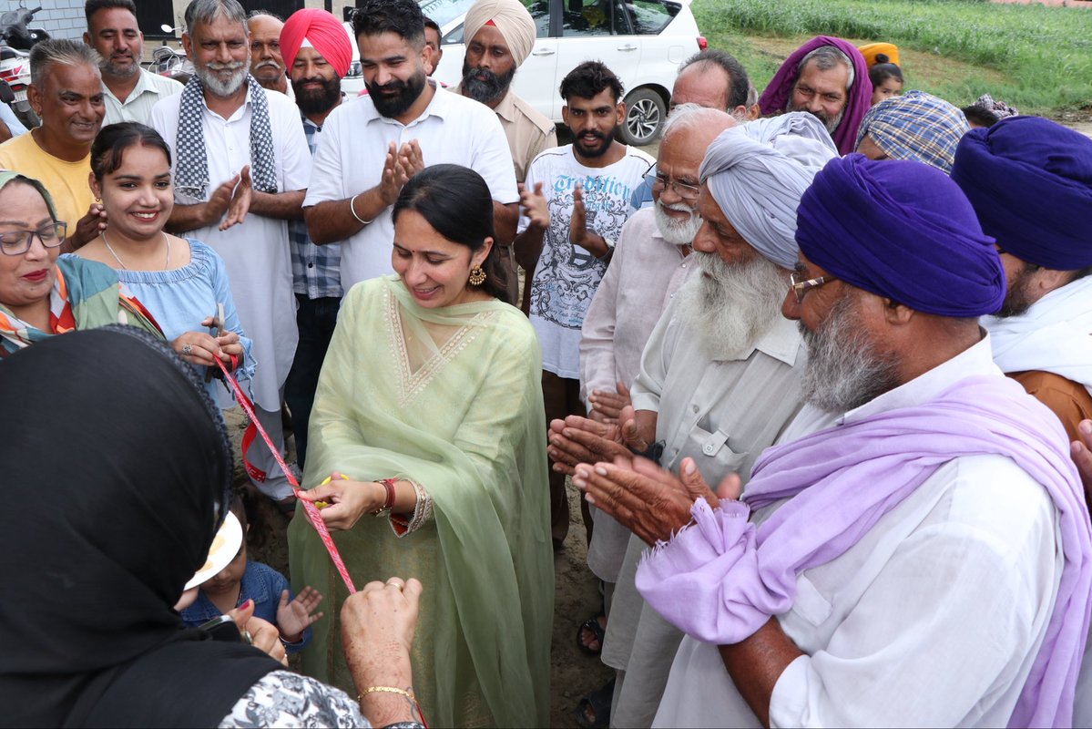 HarjotKaur44's tweet photo. ਵਾਹਿਗੁਰੂ ਜੀ|
ਵਿਧਾਨ ਸਭਾ ਹਲਕਾ ਫਿਲੌਰ ਦੇ ਪਿੰਡ ਚੱਕ ਸਾਹਬੂ ਵਿਖੇ ਛੱਪੜ ਦੇ ਨਵੀਨੀਕਰਨ ਲਈ ਪਾਈਪਲਾਈਨ ਦੇ ਕੰਮ ਦੀ ਸ਼ੁਰੂਆਤ ਕੀਤੀ ਗਈ।ਗੁਰੂ ਮਹਾਰਾਜ ਜੀ ਦੇ ਚਰਨਾਂ ਵਿੱਚ ਅਰਦਾਸ-ਬੇਨਤੀ ਕਰਕੇ ਸਾਰੇ ਕਾਰਜ ਦਾ ਆਗਾਜ਼ ਕੀਤਾ ਗਿਆ। ਪਰਮਾਤਮਾ ਸਭ ਤੇ ਆਪਣਾ ਮਿਹਰ ਭਰਿਆ ਹੱਥ ਰੱਖਣ ਅਤੇ ਵਿਕਾਸ ਦੇ ਕਾਰਜ ਸੁਚੱਜੇ ਢੰਗ ਨਾਲ ਨੇਪਰੇ ਚੜ੍ਹਨ। https://t.co/jSeaDiEUWe
