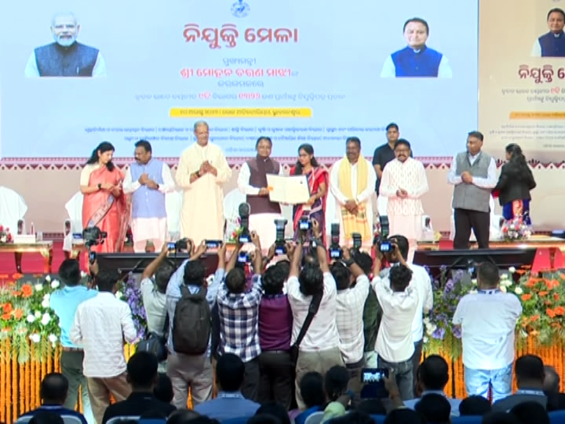 otvkhabar's tweet photo. #୧୩୨୬_ଜଣଙ୍କୁ_ନିଯୁକ୍ତି_ପତ୍ର_ଦେଲେ_ମୁଖ୍ୟମନ୍ତ୍ରୀ
-ଭୁବନେଶ୍ବରରେ ରାଜ୍ୟସ୍ତରୀୟ ନିଯୁକ୍ତି ମେଳା
-୧୩୨୬ ଜଣ ପ୍ରାର୍ଥୀଙ୍କୁ ନିଯୁକ୍ତି ପତ୍ର ପ୍ରଦାନ କଲେ ମୁଖ୍ୟମନ୍ତ୍ରୀ
-ନୂଆ ଚୟନିତ ୯ ବିଭାଗର ପ୍ରାର୍ଥୀଙ୍କୁ ନିଯୁକ୍ତି ପତ୍ର ପ୍ରଦାନ
-ଏହି ନିଯୁକ୍ତି ପ୍ରଶାସନକୁ ଆହୁରି ସଶକ୍ତ କରିବ କହିଲେ ମୁଖ୍ୟମନ୍ତ୍ରୀ
-'ମୋଟ୍ ୧୬ଟି ନିଯୁକ୍ତି ମେଳାରେ ୪୫ ହଜାର ୪୦୮ ଜଣଙ୍କୁ ନିଯୁକ୍ତି ଦେଇଛୁ'
#OdishaCM #AppointmentLetters #Bhubaneswar #RecruitmentMela #JobOffers #1326Appointments #OdishaJobs #NewRecruits #OTV