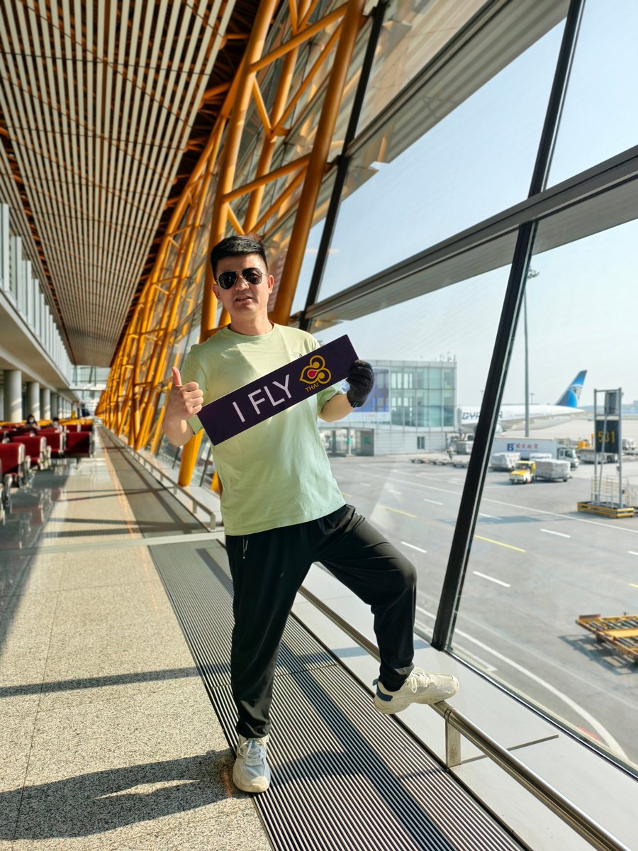 LauraMorriiff7's tweet photo. Just landed in Seoul! First bite at a local street stall already had me hooked—this city’s food scene is chef’s kiss. Can’t wait to explore more tomorrow! https://t.co/rCkjUvoCvN