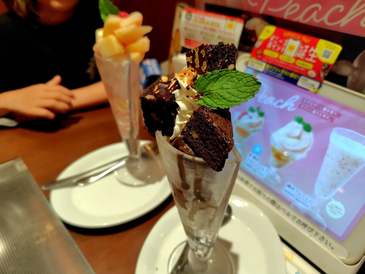 eityun1's tweet photo. デニーズでまっぷたつパフェを食べながら、ちいかわ反省会🎬️世の中に甘い話はないのと闇バイトには気を付けようと🐭🐱🐰
https://t.co/hc043FNrLy https://t.co/Ud4jQSiupD