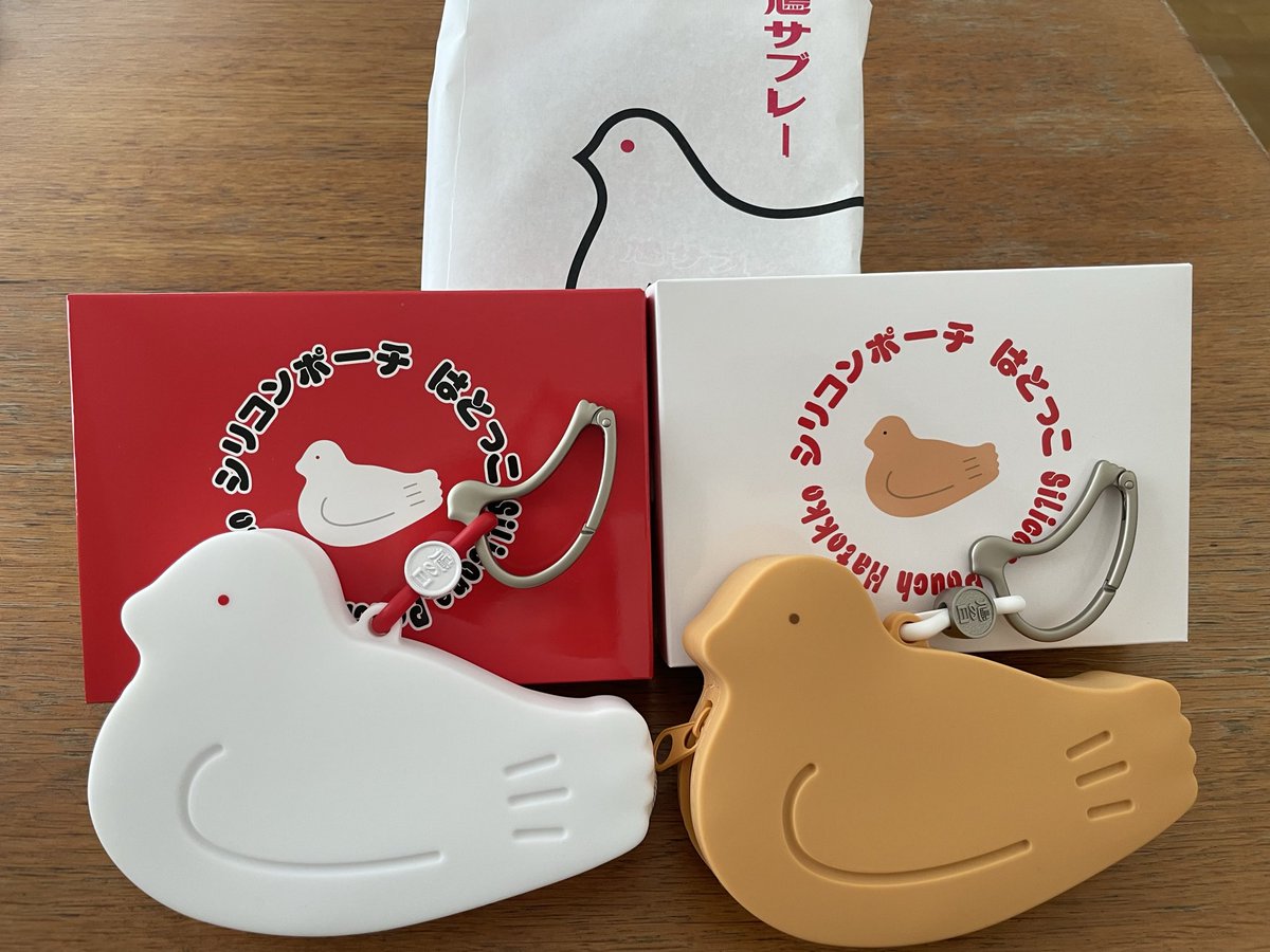 sa23_ws's tweet photo. 今日は8月10日の鳩の日、ということで、毎年恒例の豊島屋の限定グッズを今年も無事入手。
今年は鳩サブレーが２枚持ち歩けるシリコンポーチ！白と鳩サブレー色の２色。当然２色ともゲットしました☺️
かわいい… https://t.co/xG06w6N4Wn