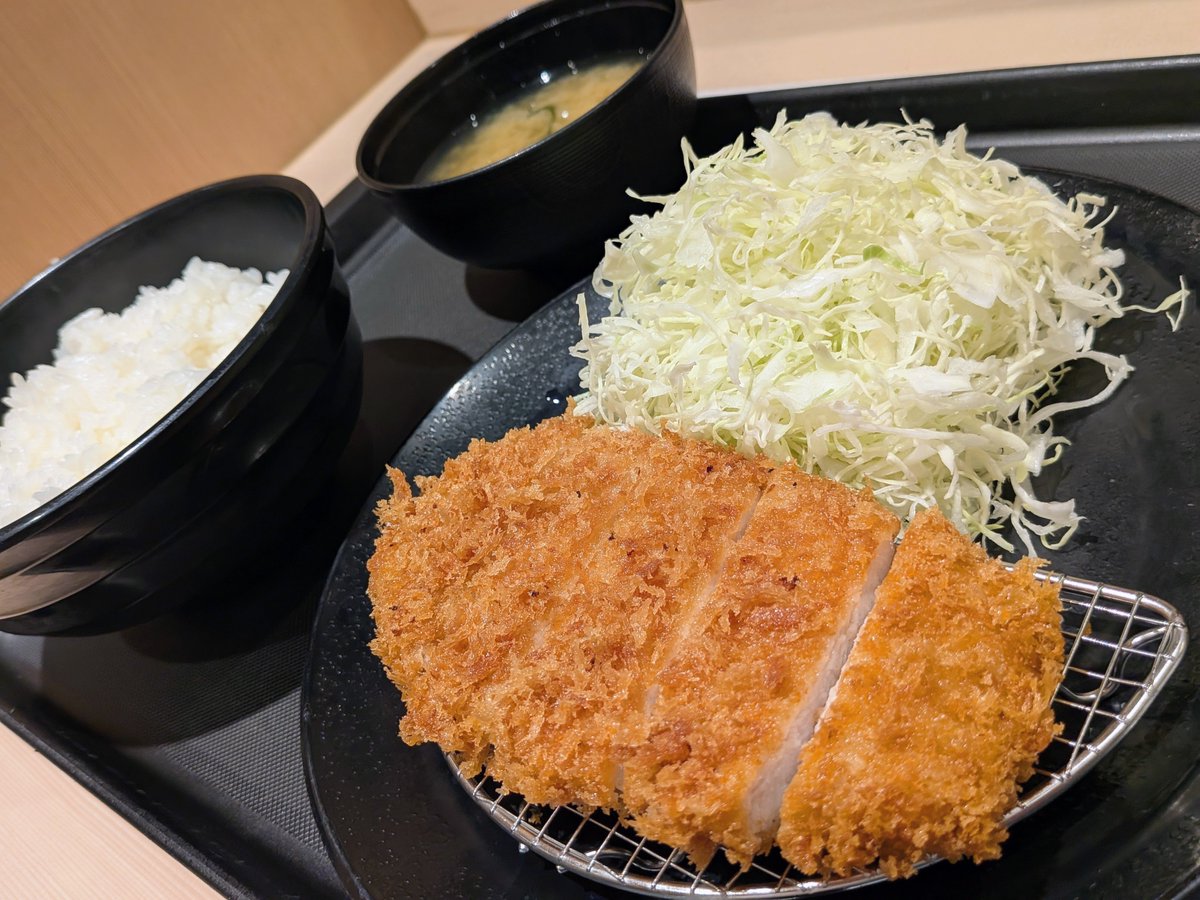 dekamoriramen's tweet photo. かつやが松のやに勝てない理由

←↙かつや
ロースかつ定食 748円(税込)
ご飯おかわりできない
8/10〜8/14の5日間限定

→↘松のや
ロースかつ定食【５００円(税込)】
ご飯も味噌汁も【おかわり自由】
7/29〜【継続中】 https://t.co/JkULujORg6